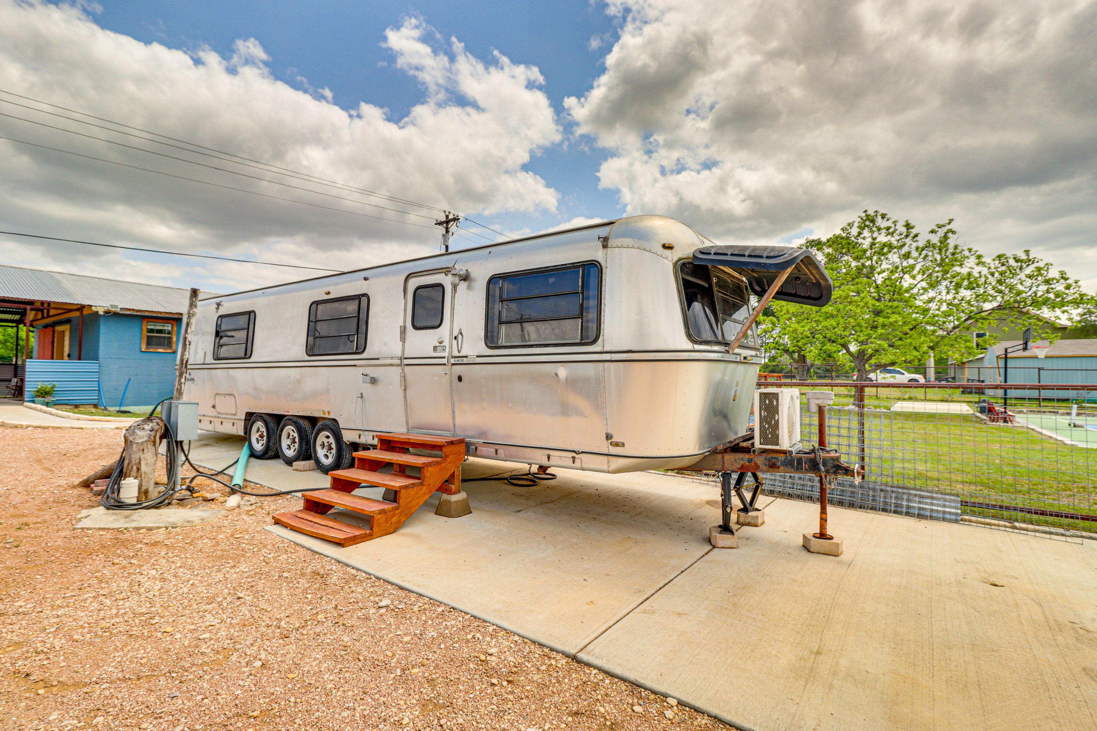 Detached Avion Camper Lounge