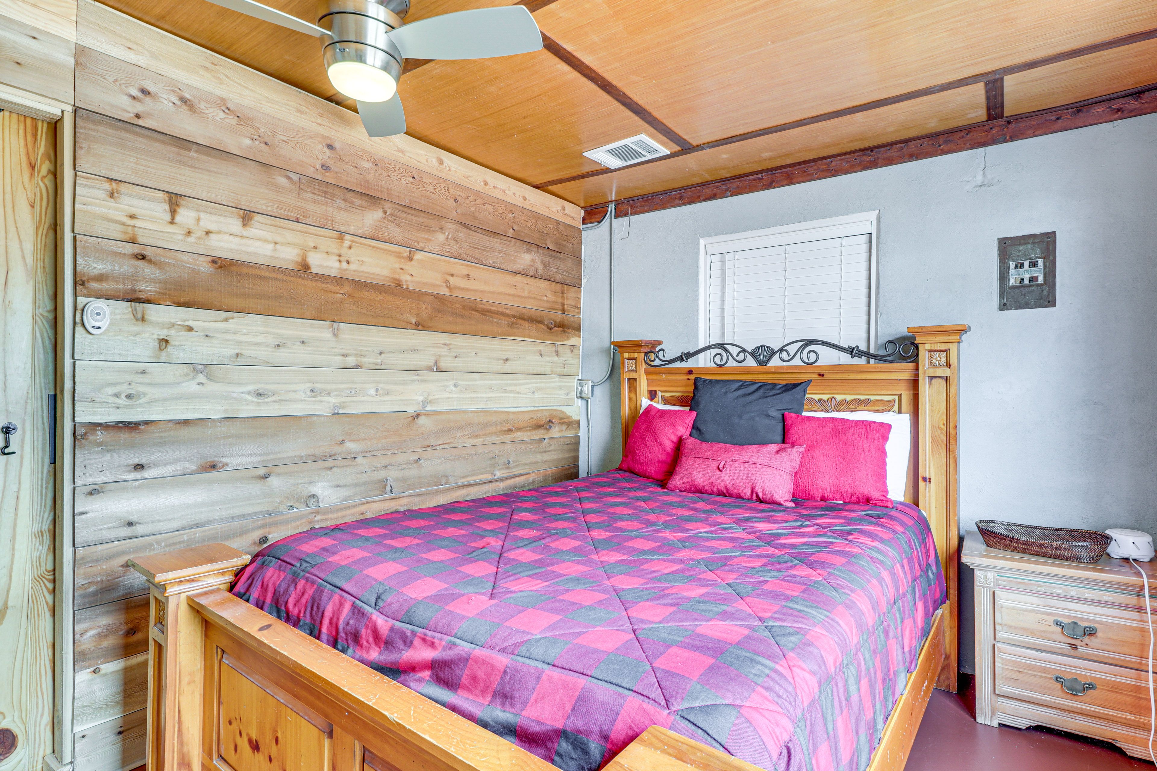 Bedroom 1 | Queen Bed | Linens