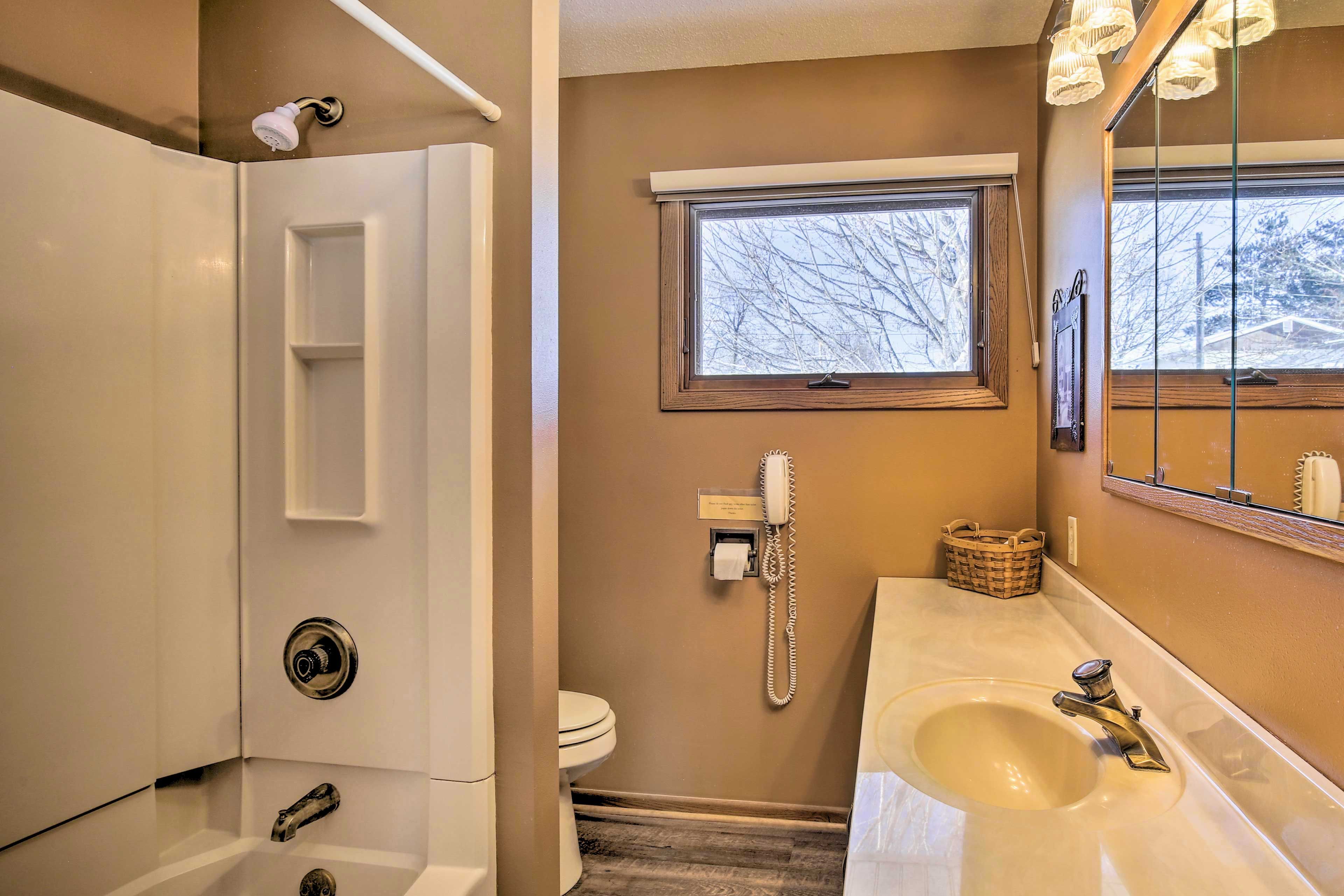 Full Bathroom | Main Level | Towels Provided