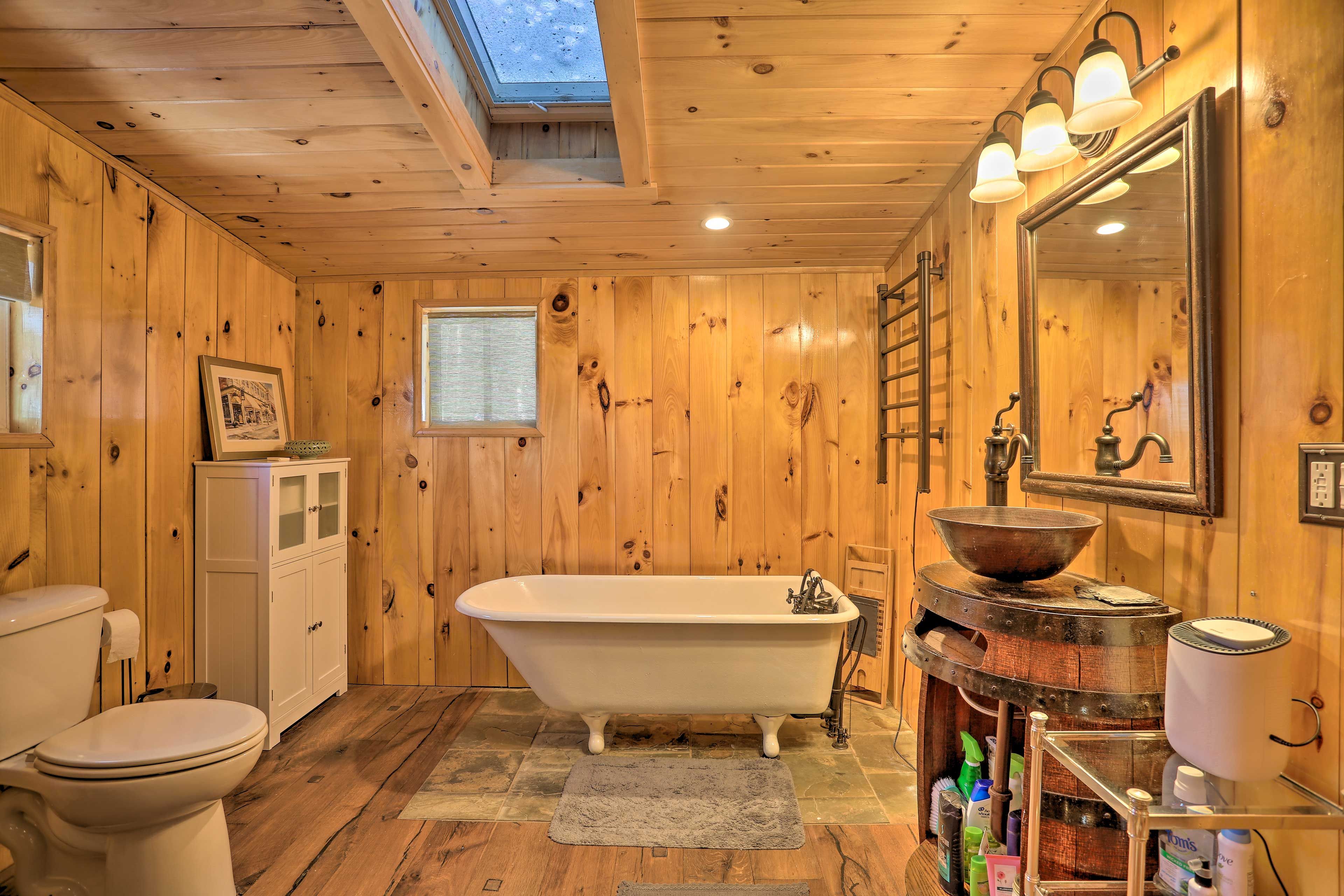 Full Bathroom | Complimentary Toiletries