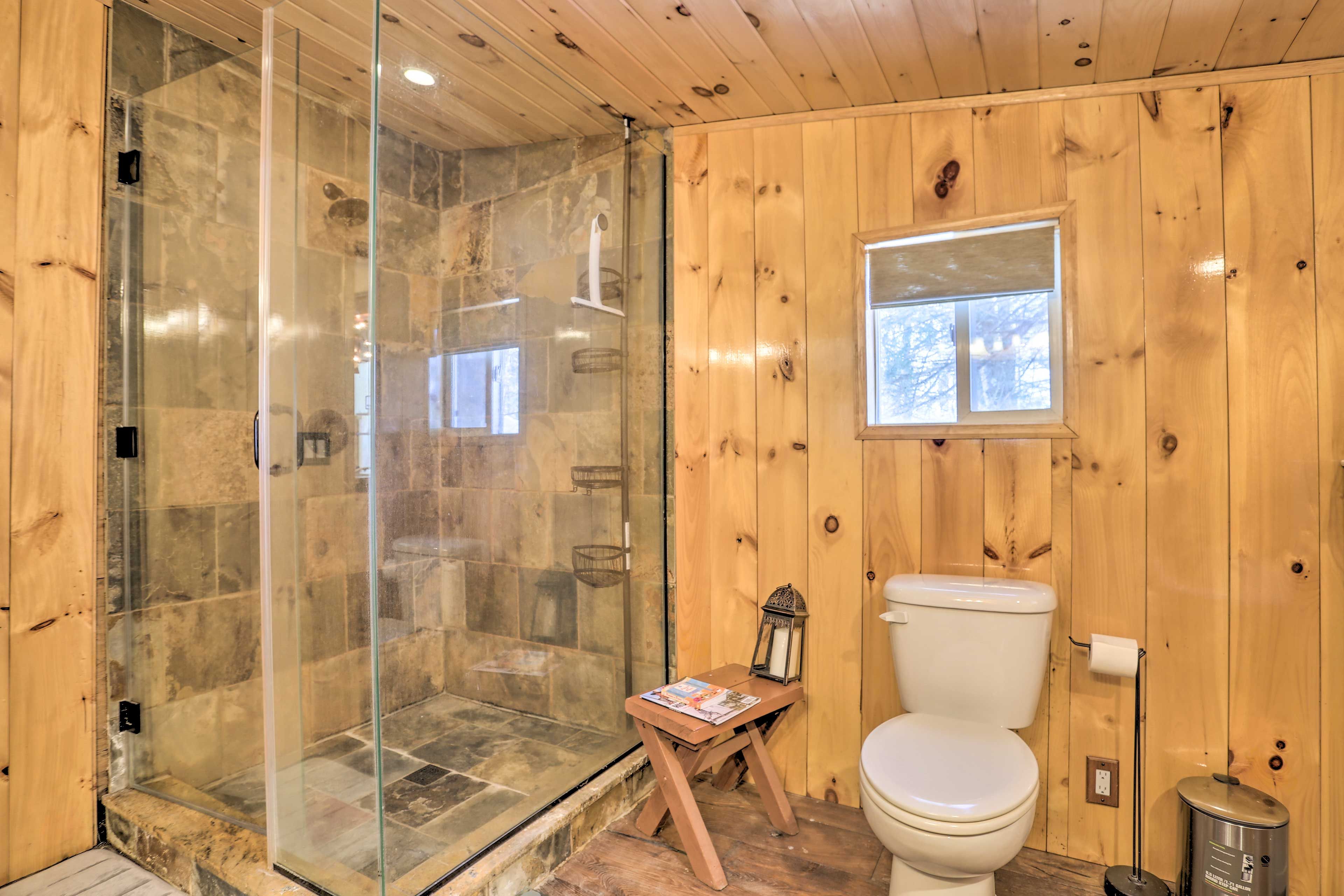 Full Bathroom | Towels Provided