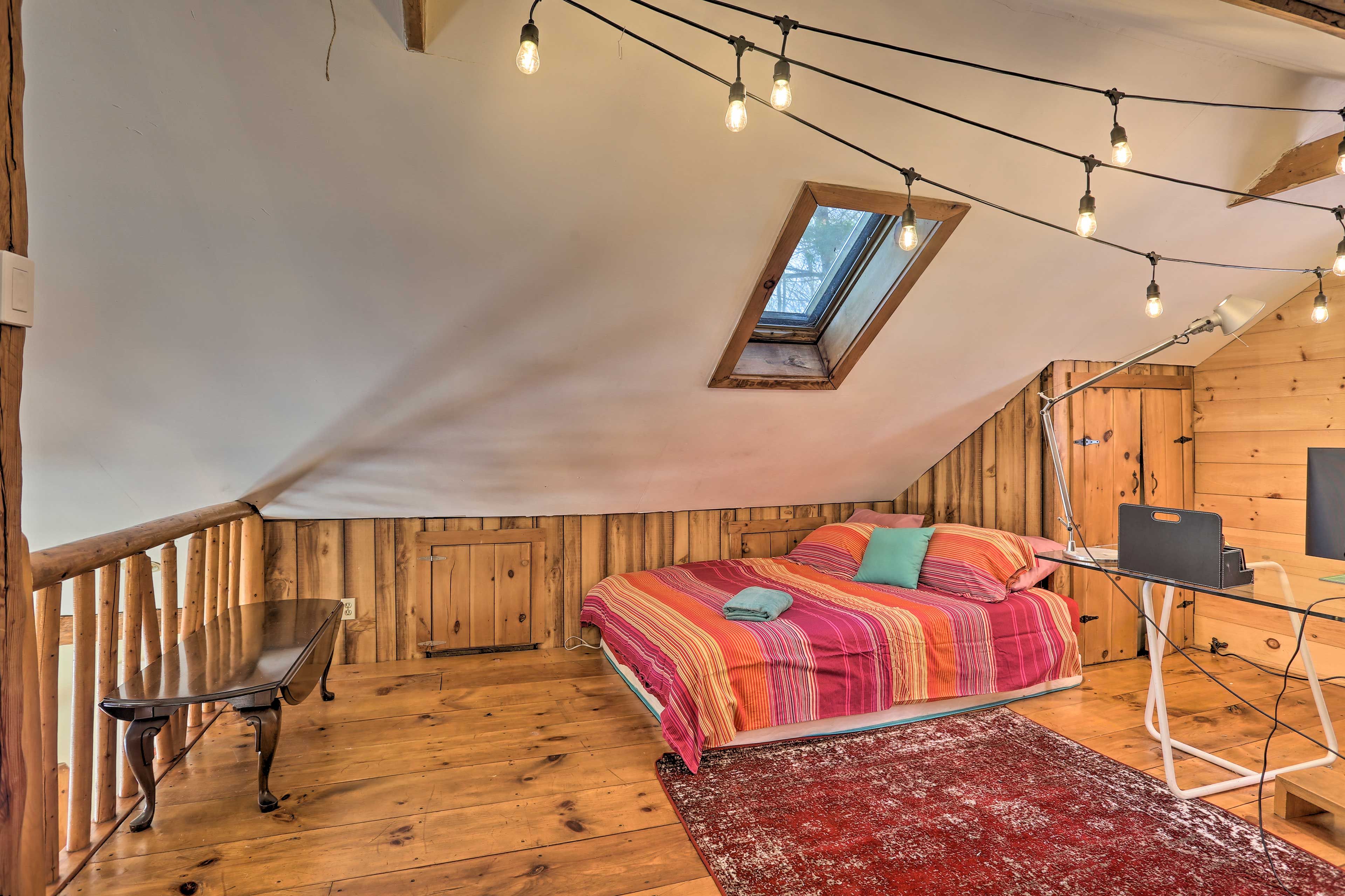 Bedroom 2 (Loft) | Queen Bed