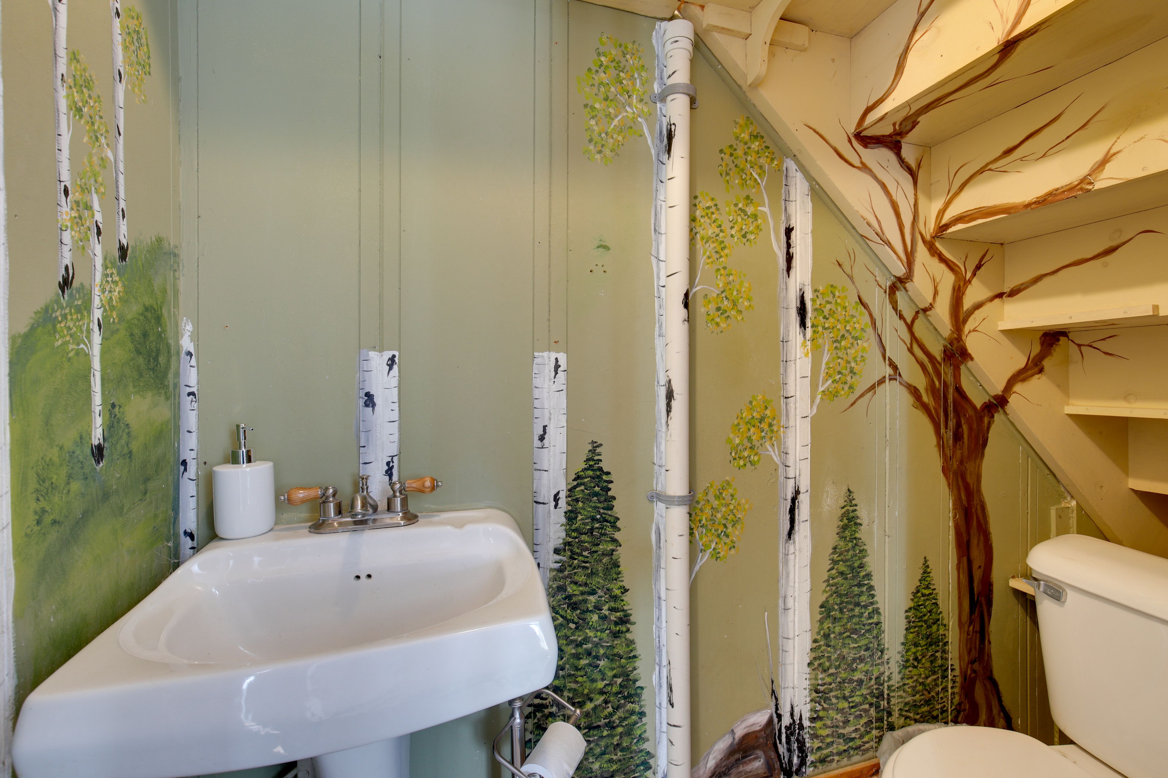 Half Bathroom | Towels Provided