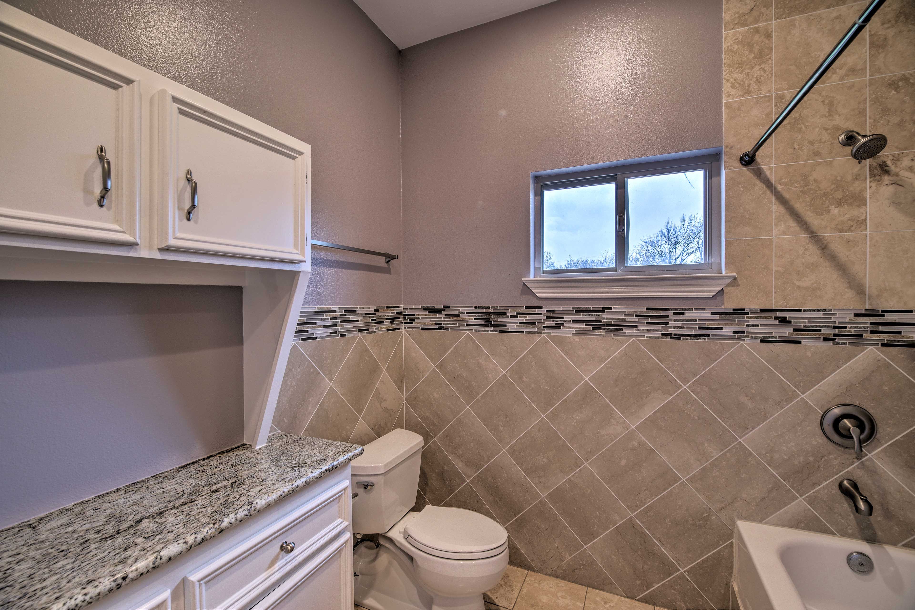 Full Bathroom | Towels Provided