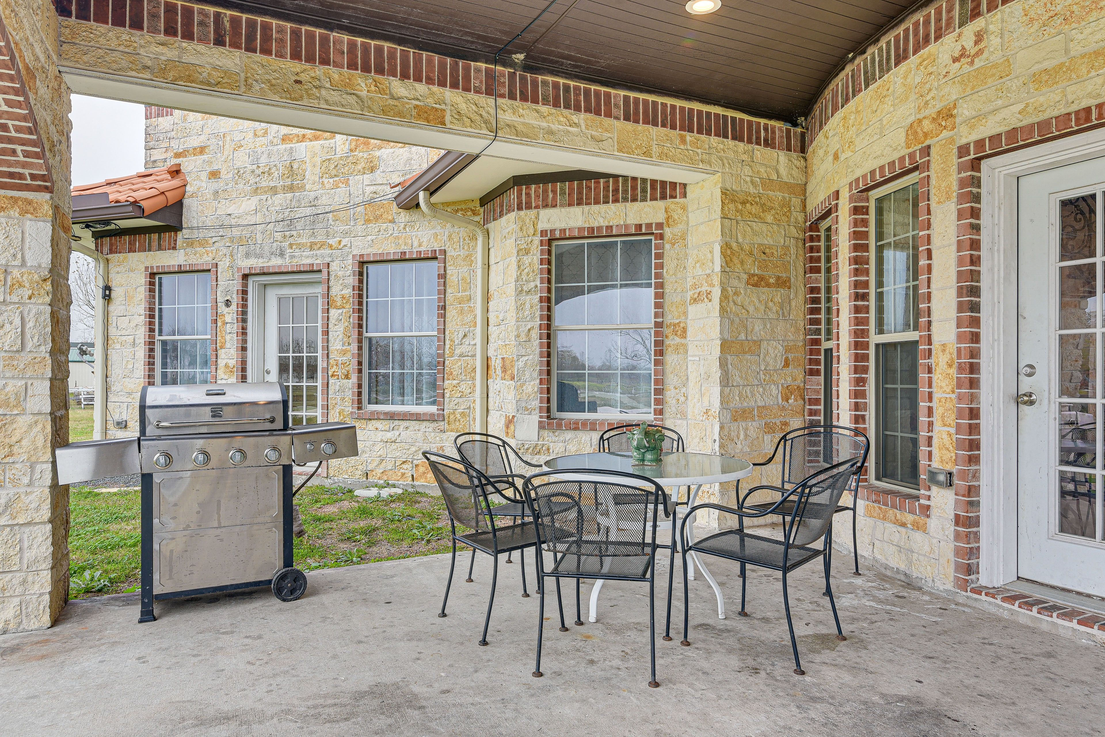 Covered Patio | Outdoor Dining | Gas Grill