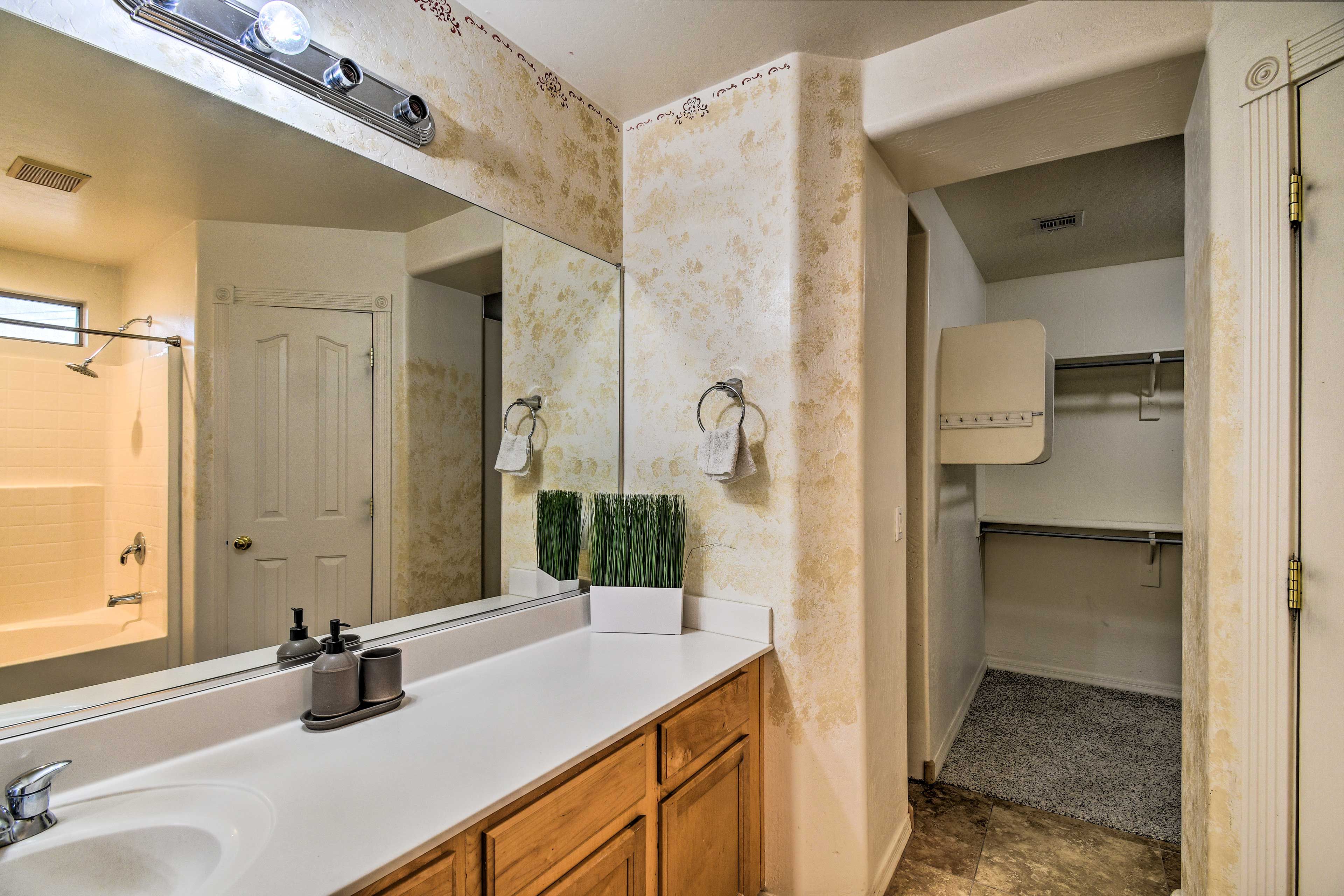 Full Bathroom | Towels Provided | Complimentary Toiletries