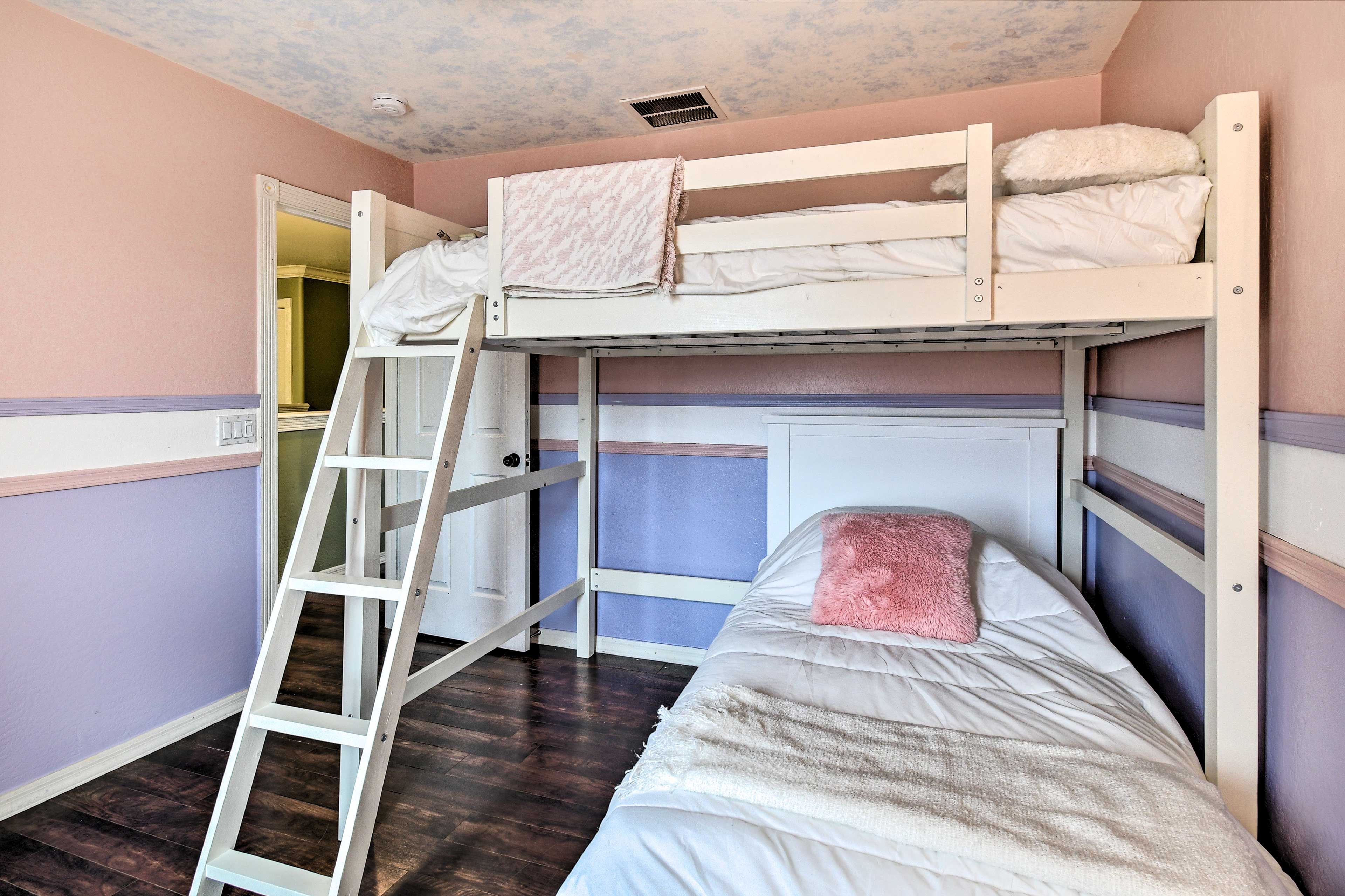 Bedroom 5 | Twin/Full Bunk Bed