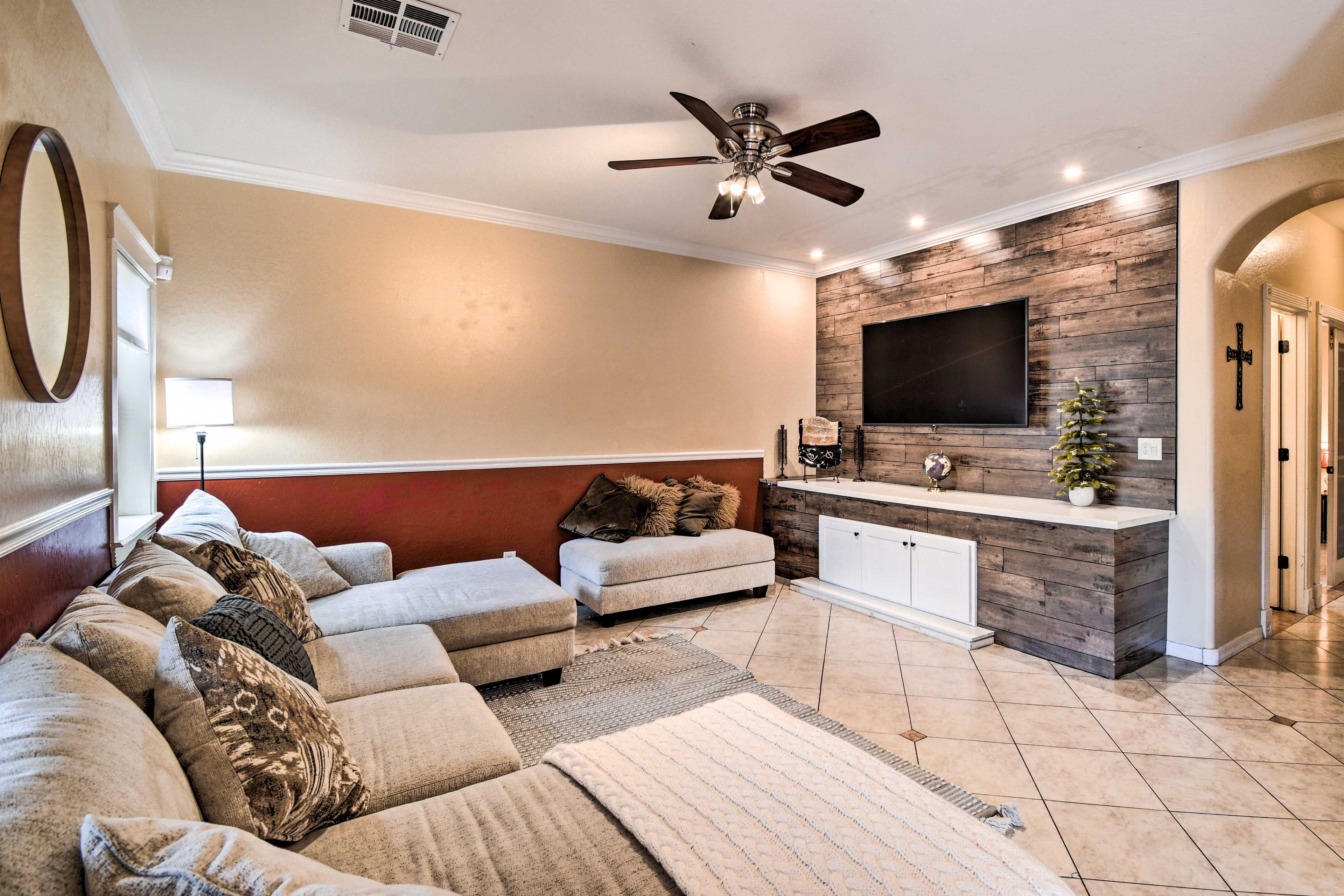 Family Room | 2 Sleeper Sofas | Smart TV