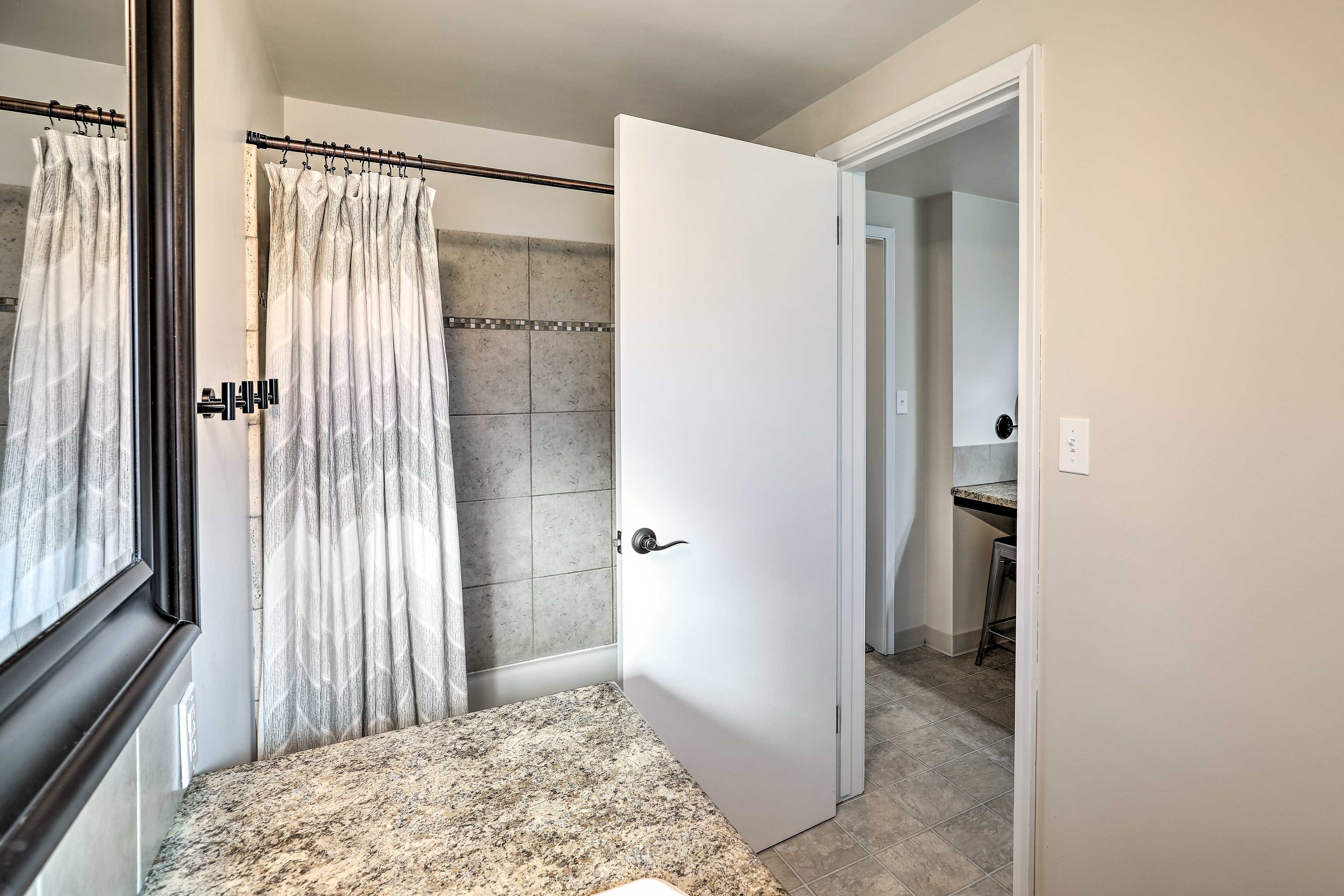 Full Bathroom | Towels Provided | Complimentary Toiletries
