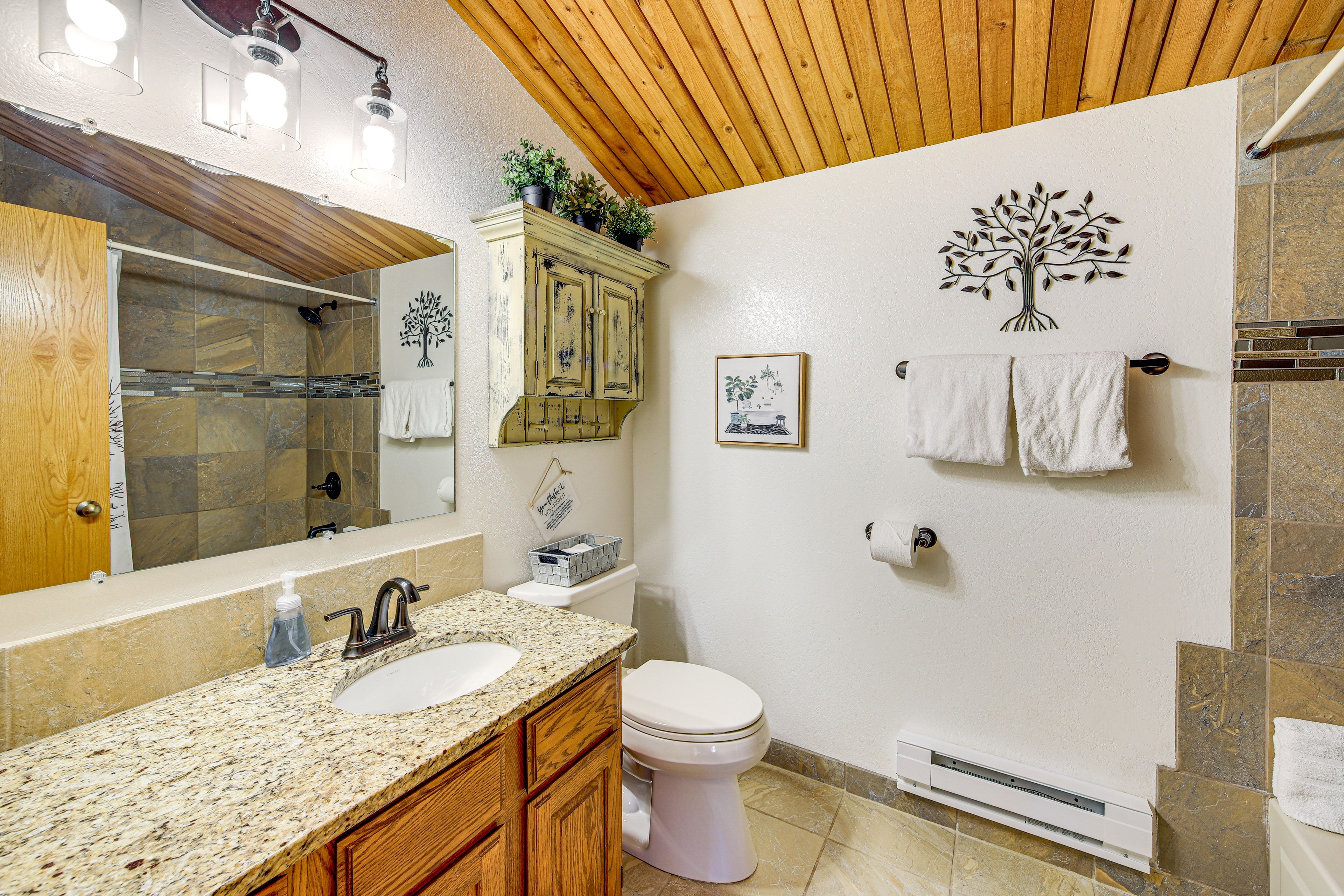 En-Suite Bathroom | Complimentary Toiletries