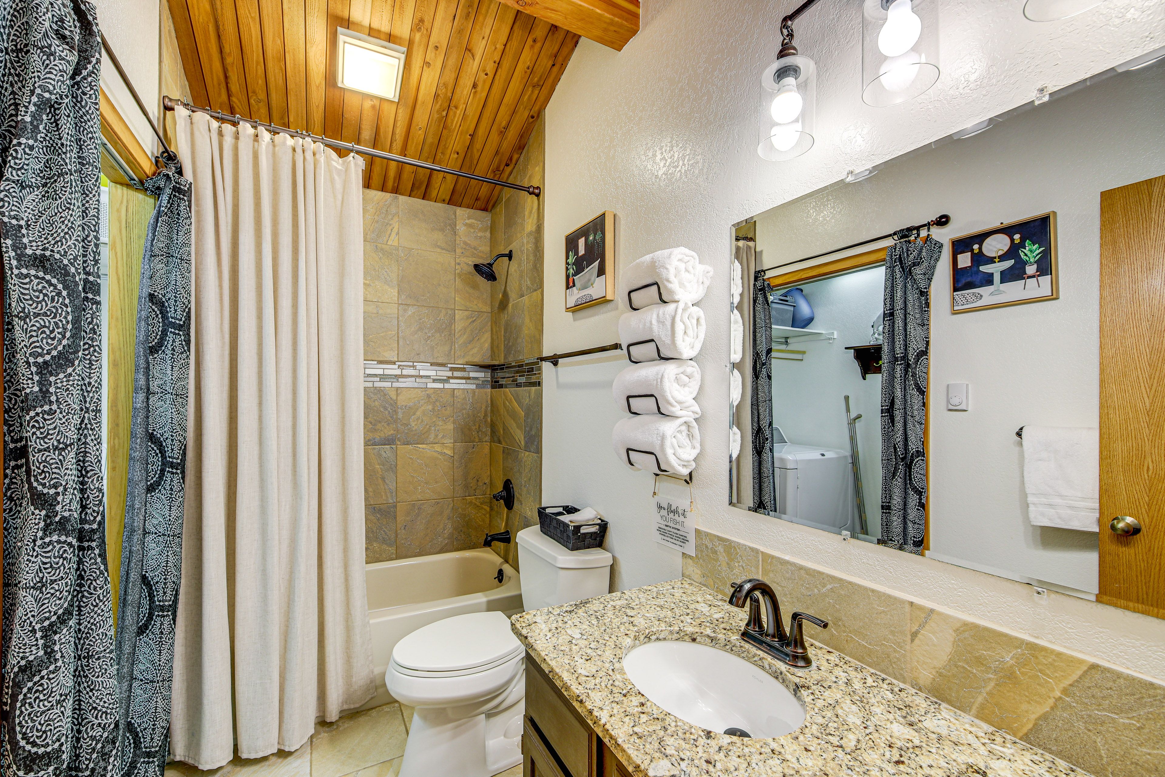 Full Bathroom | Towels Provided