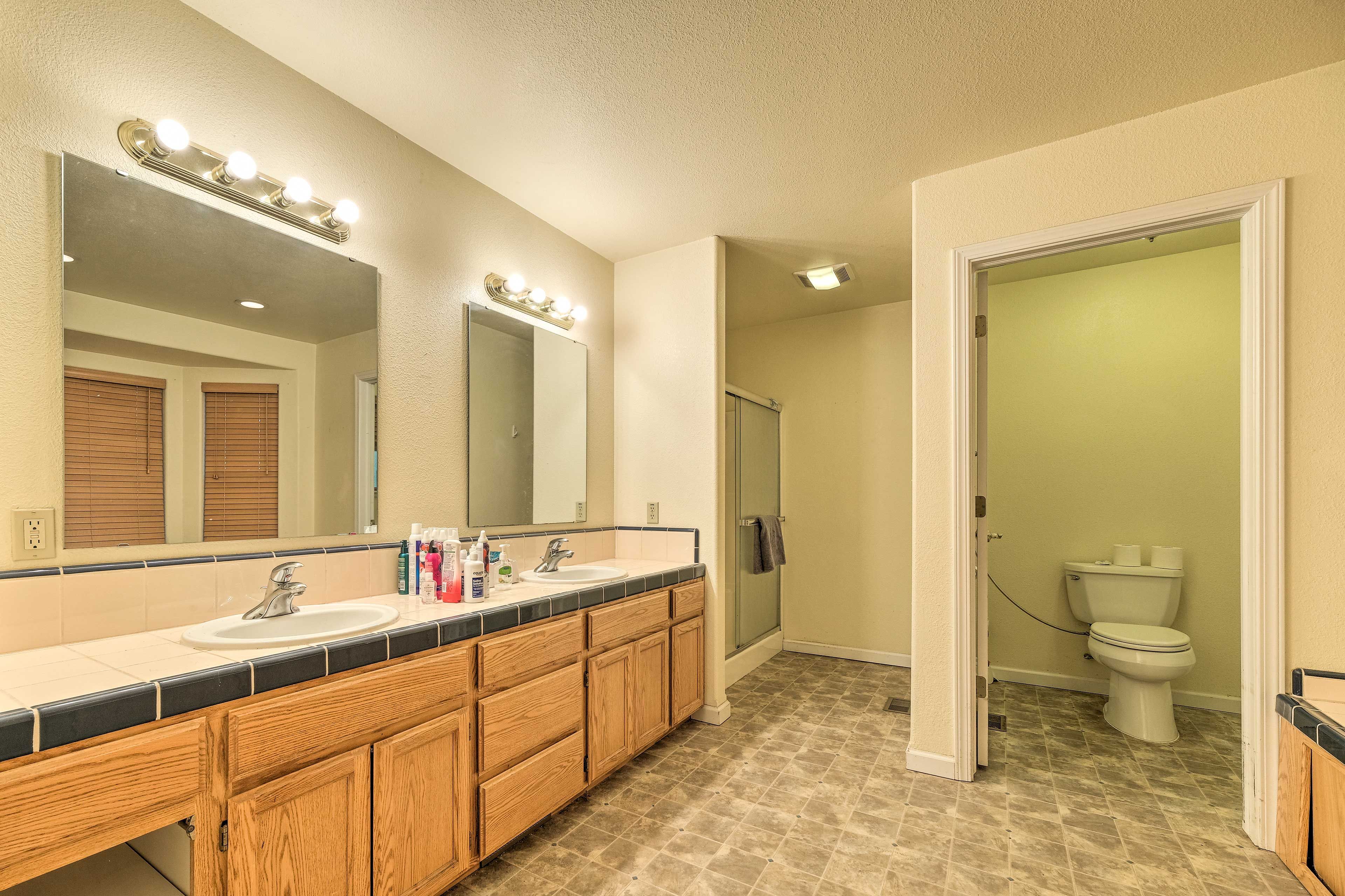 En-Suite Bathroom | Main Level | Towels Provided