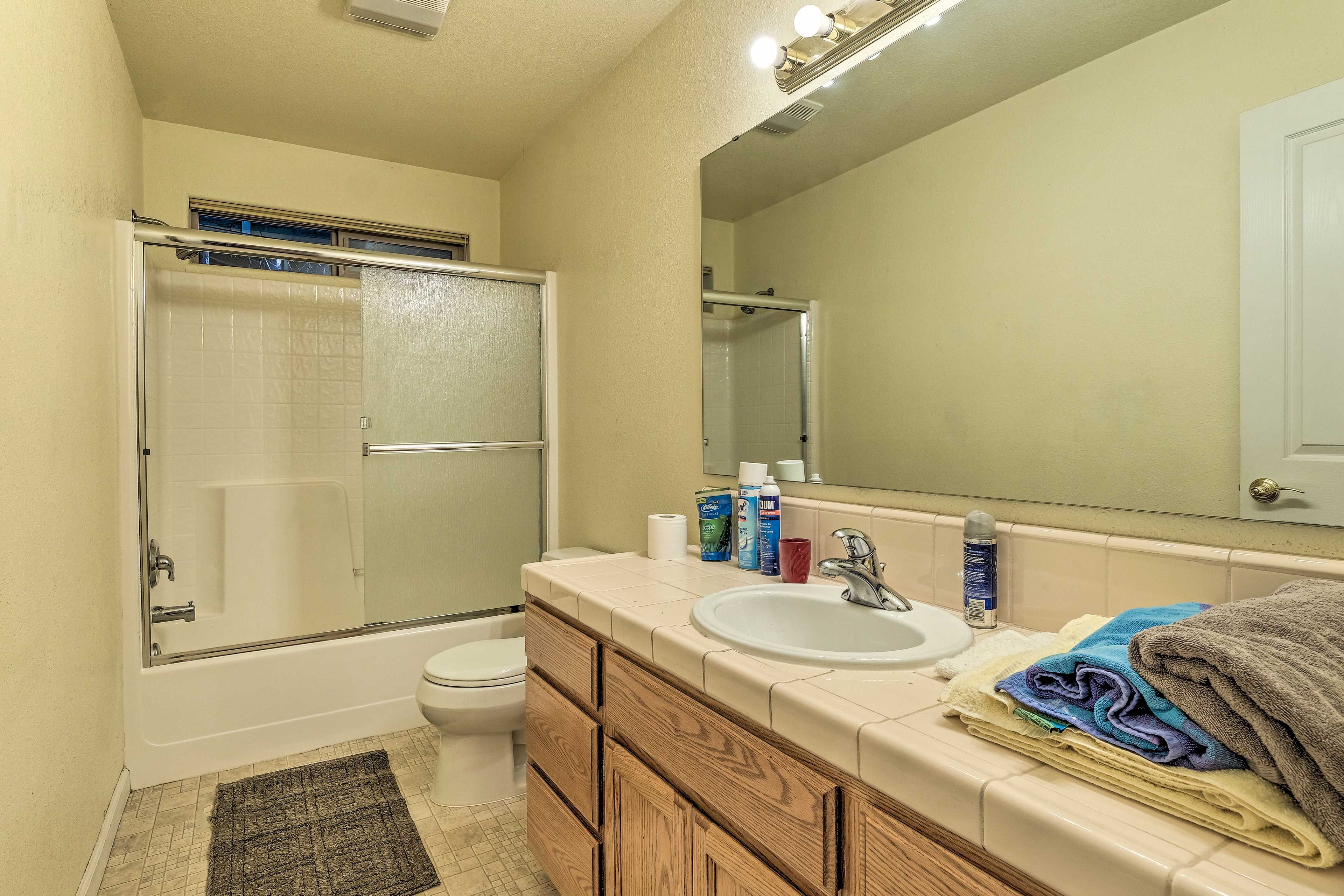 Full Bathroom | Main Level | Complimentary Toiletries