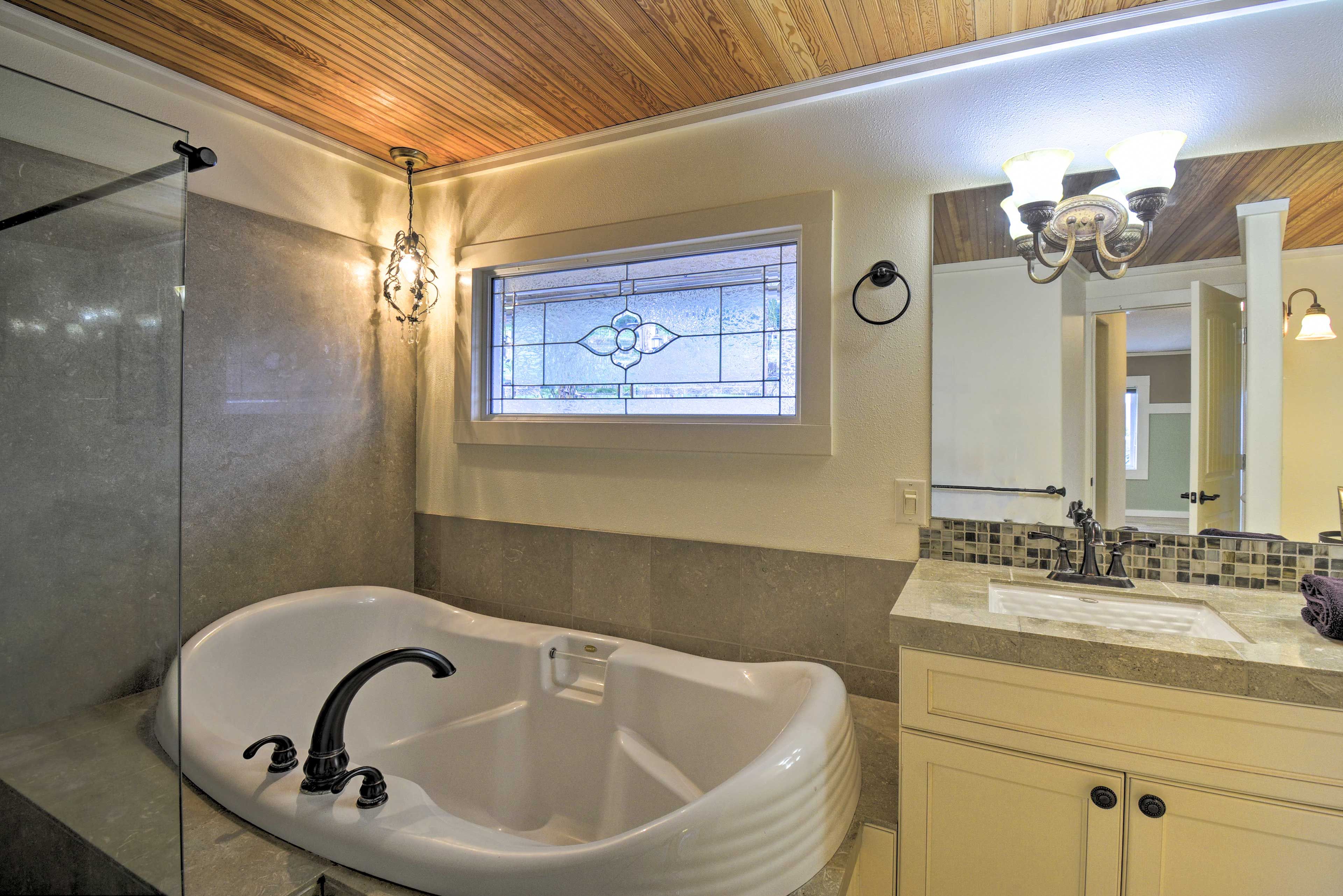 Full Bathroom | Towels Provided | Hair Dryer