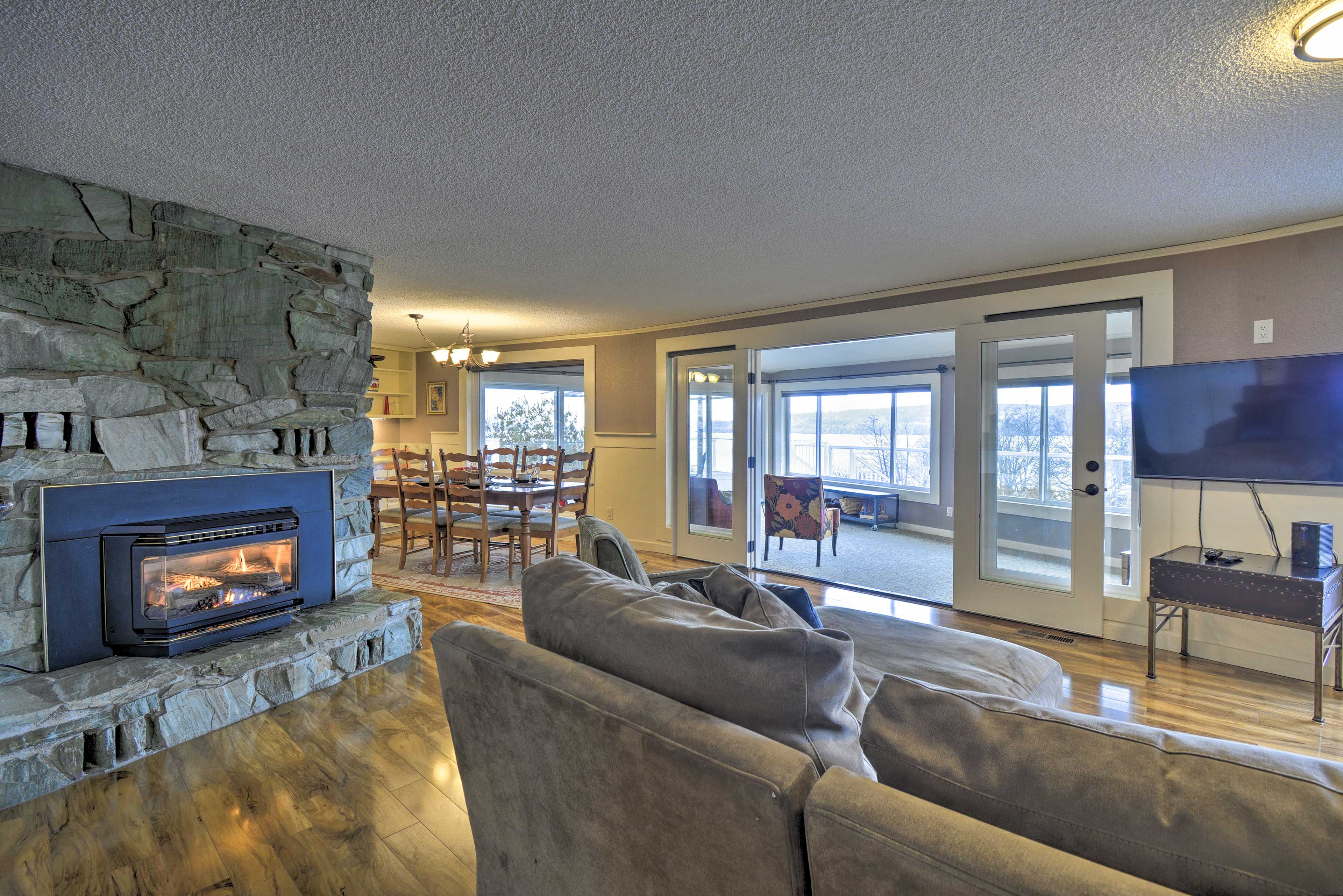 Living Room | Gas Fireplace | Cable TV