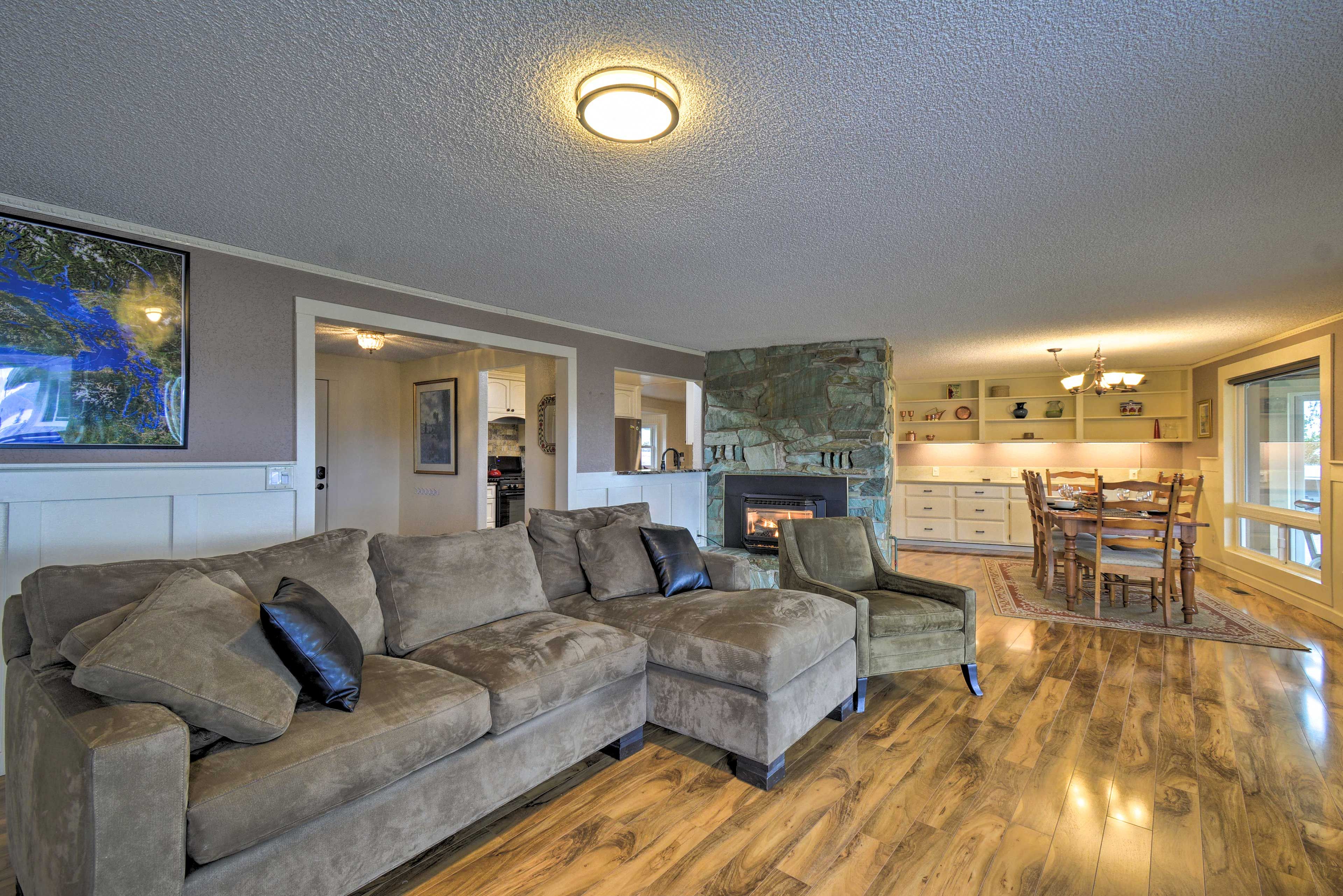 Living Room | Gas Fireplace