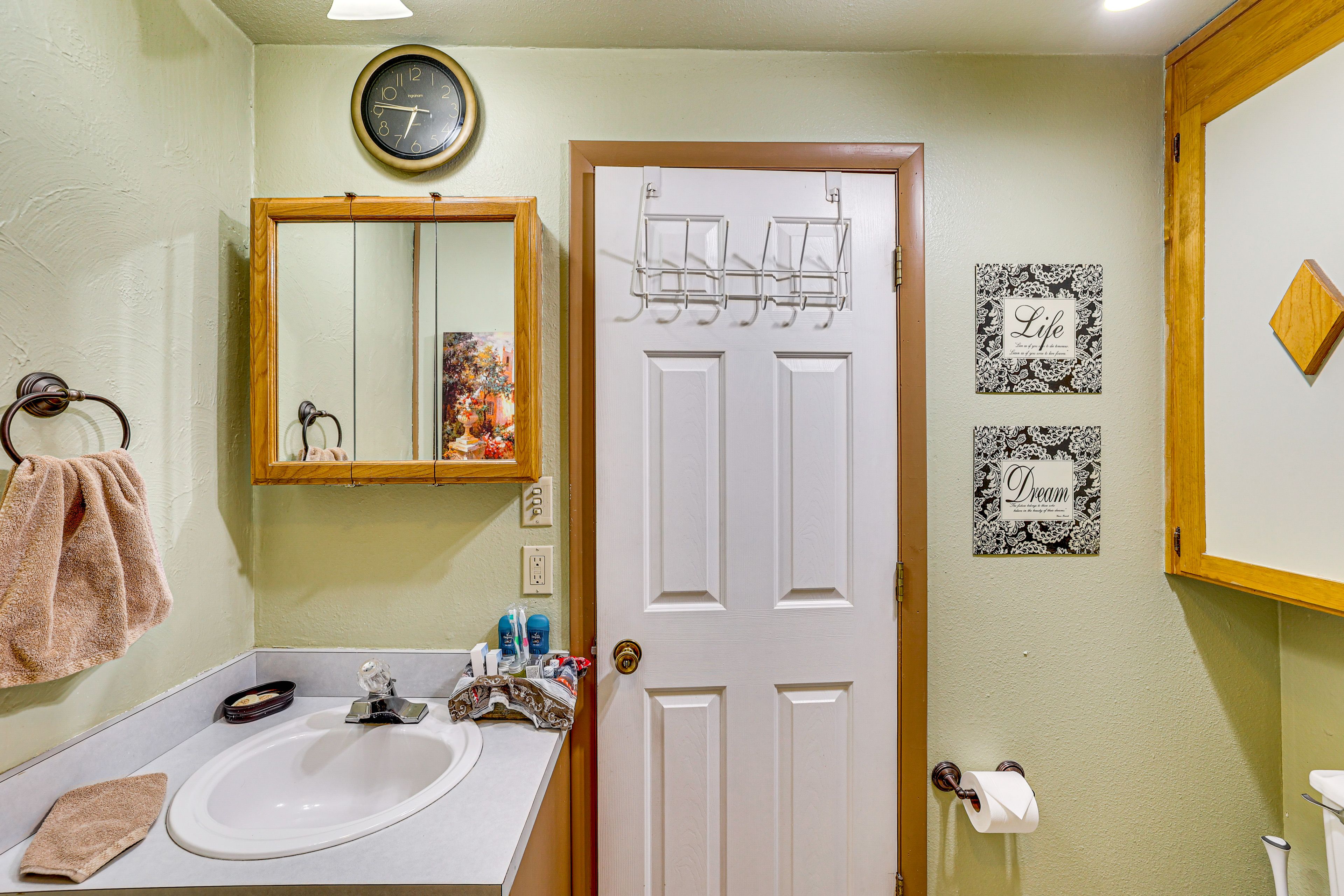Full Bathroom | Towels Provided | Complimentary Toiletries