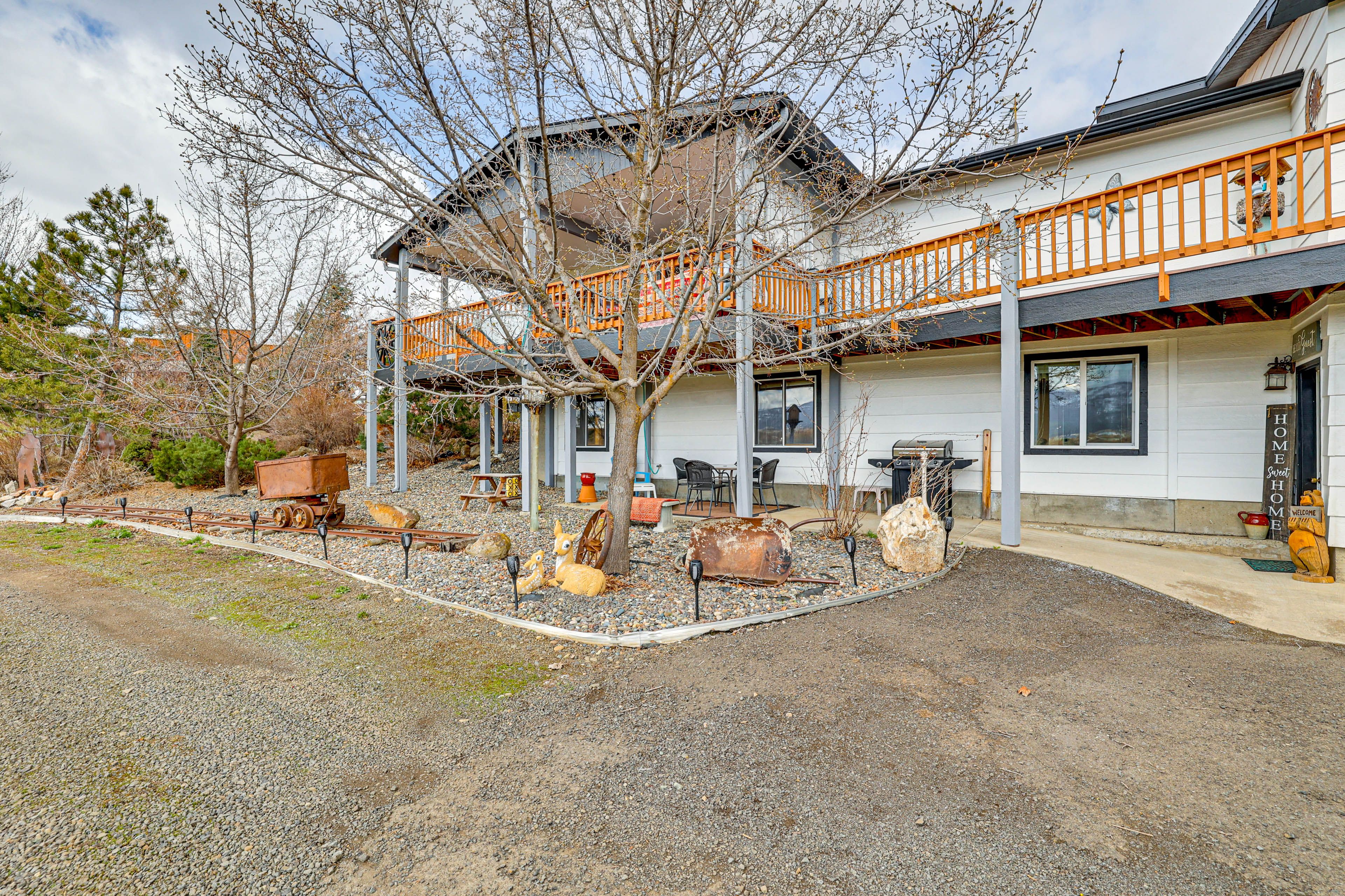 Apartment Exterior | Front Porch w/ Seating