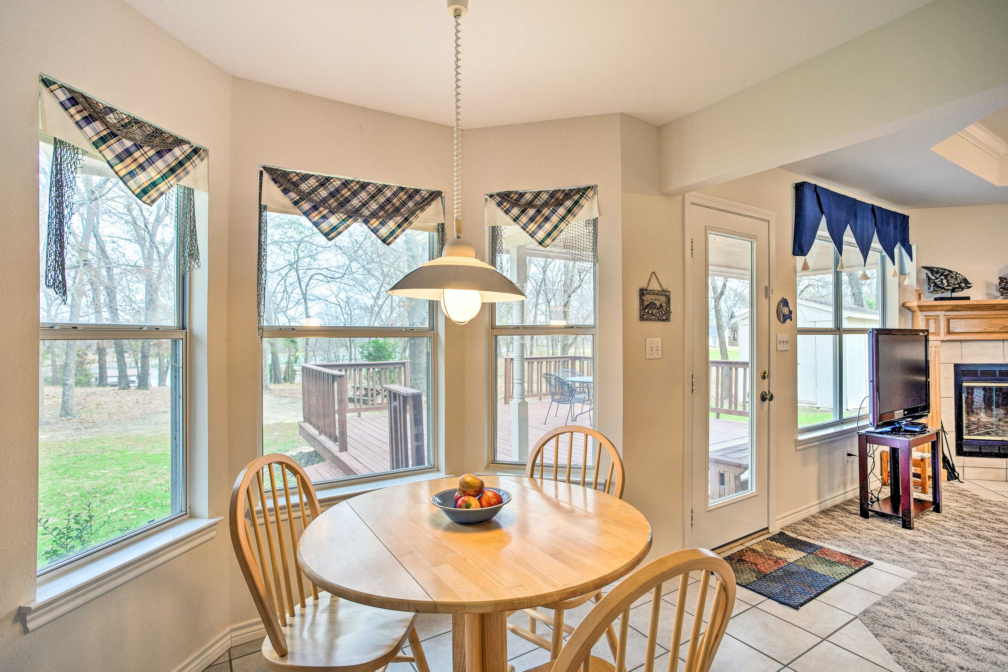 Dining Room | Dishware/Flatware Provided