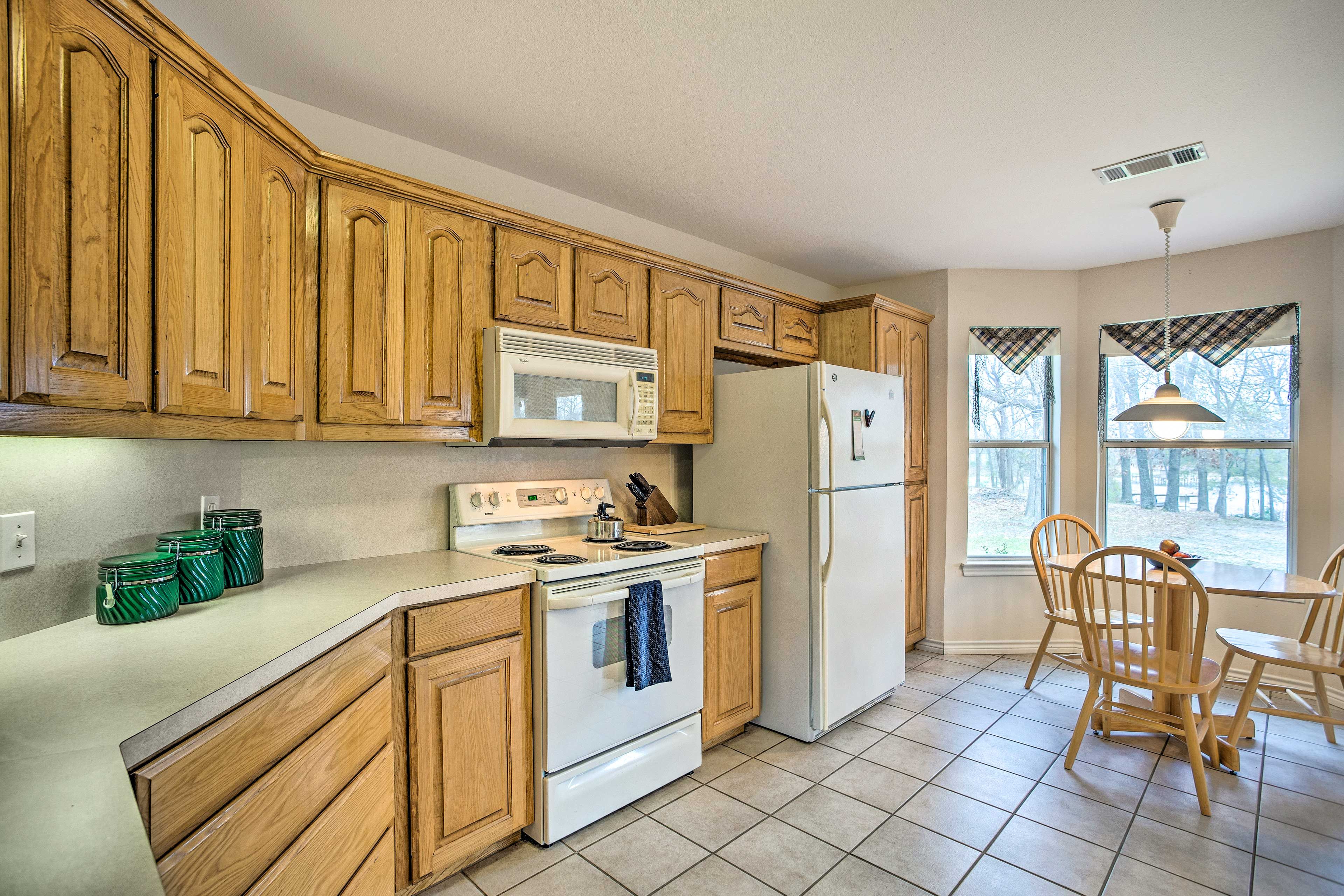 Kitchen | Paper Towels/Trash Bags Provided
