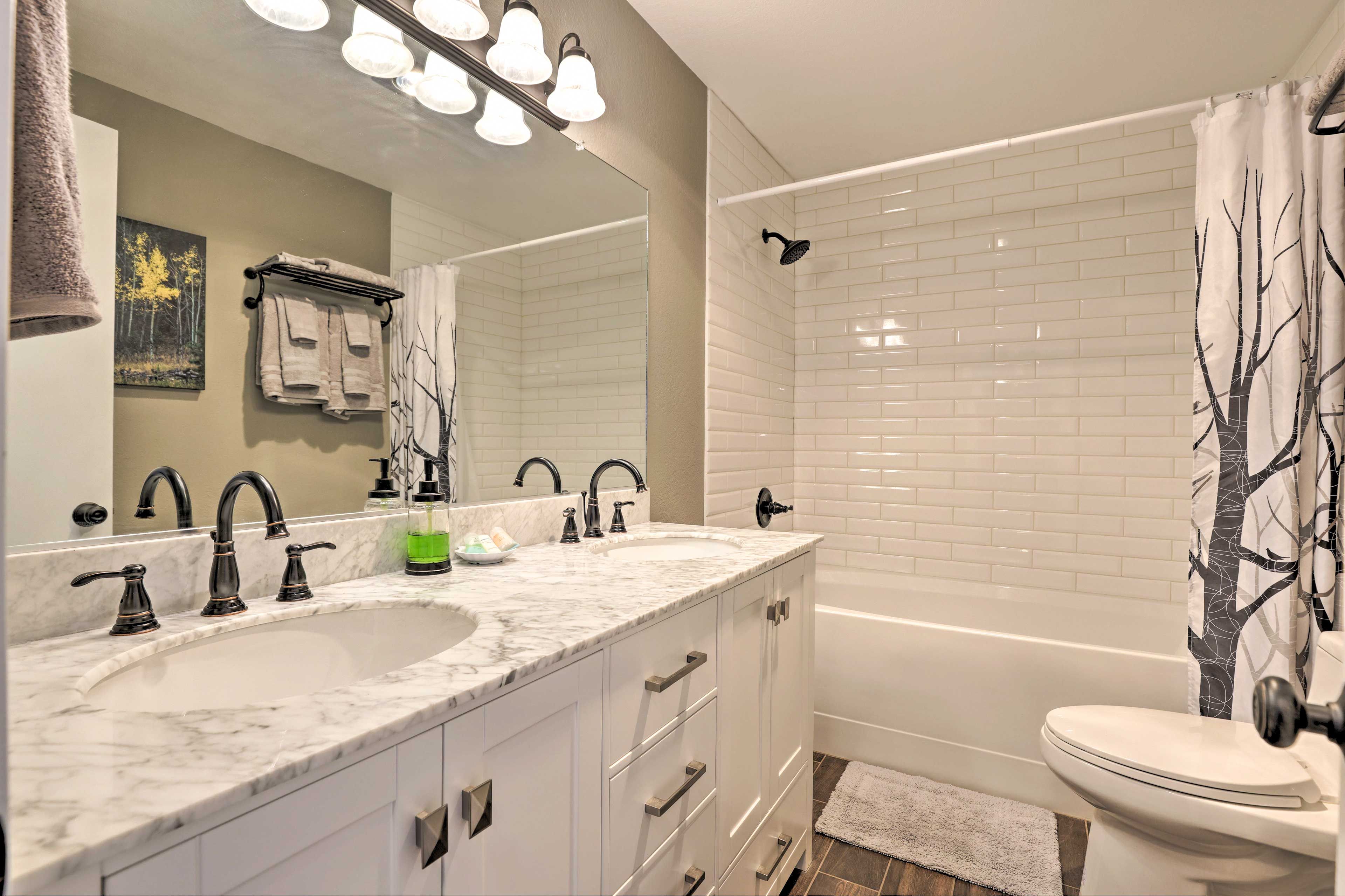 Full Bathroom | Towels Provided | Shower/Tub Combo