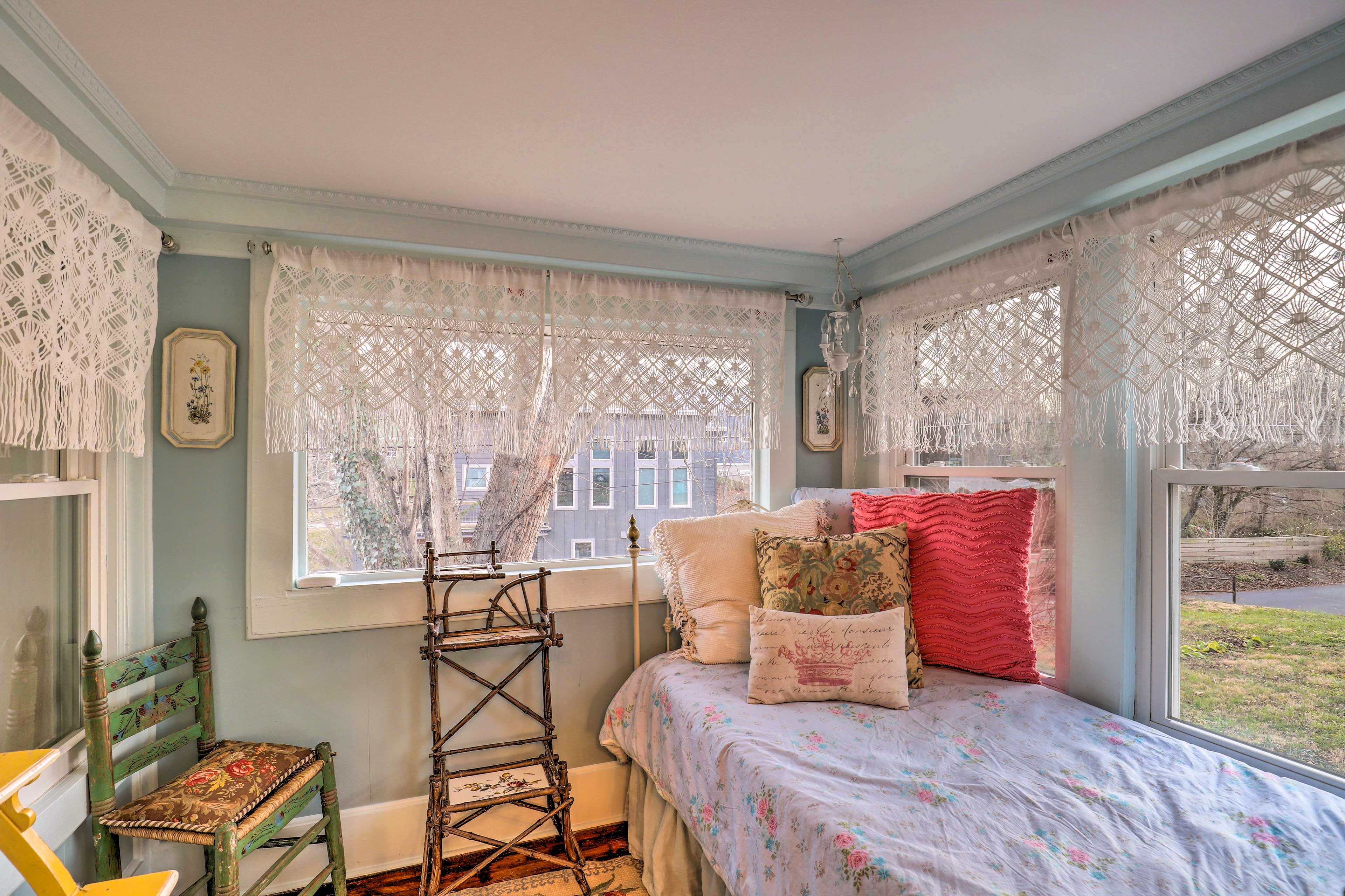 Keyhole Room | Access via Living Room