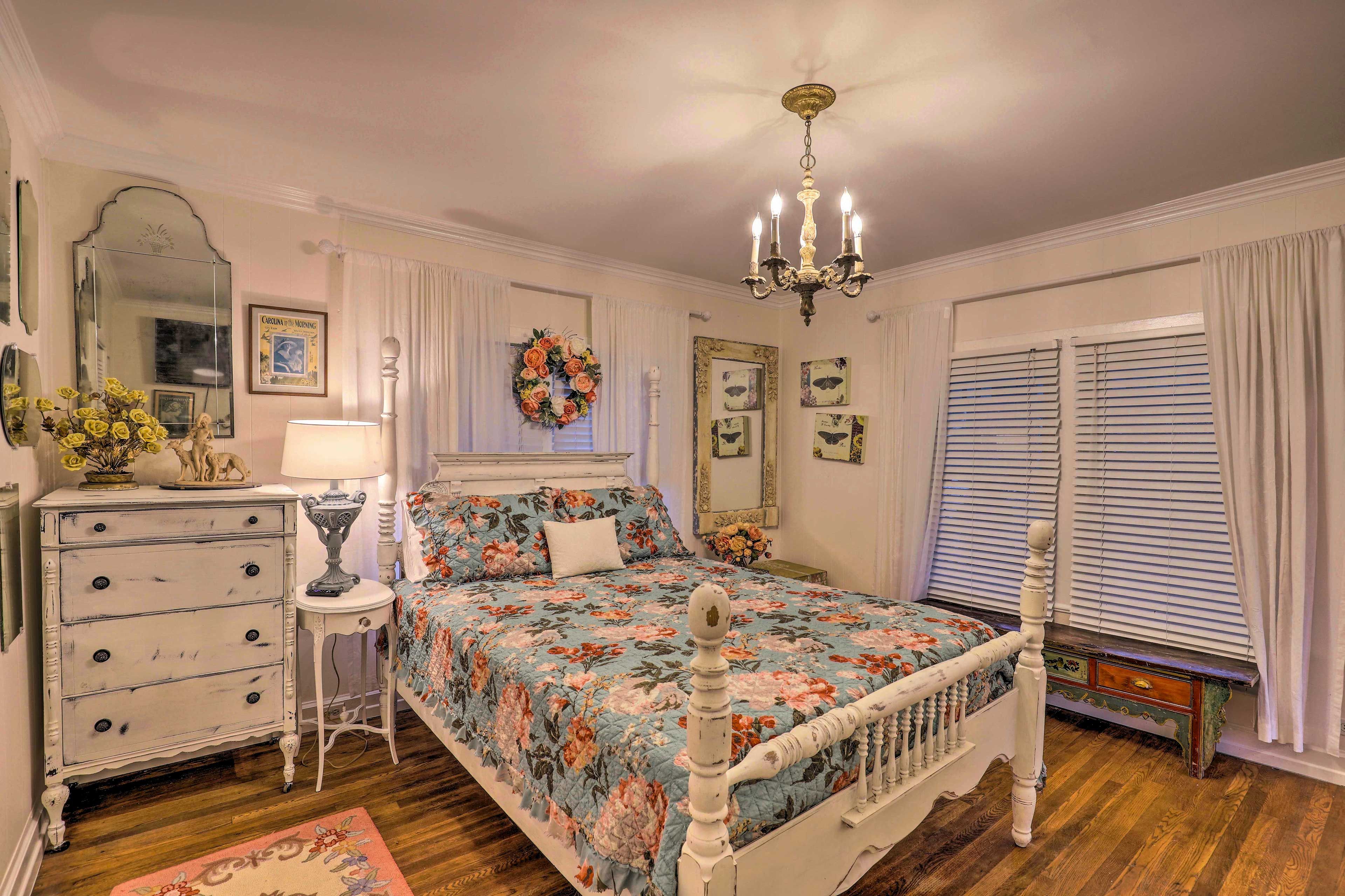 Bedroom 1 | King Bed | Linens Provided | Smart TV