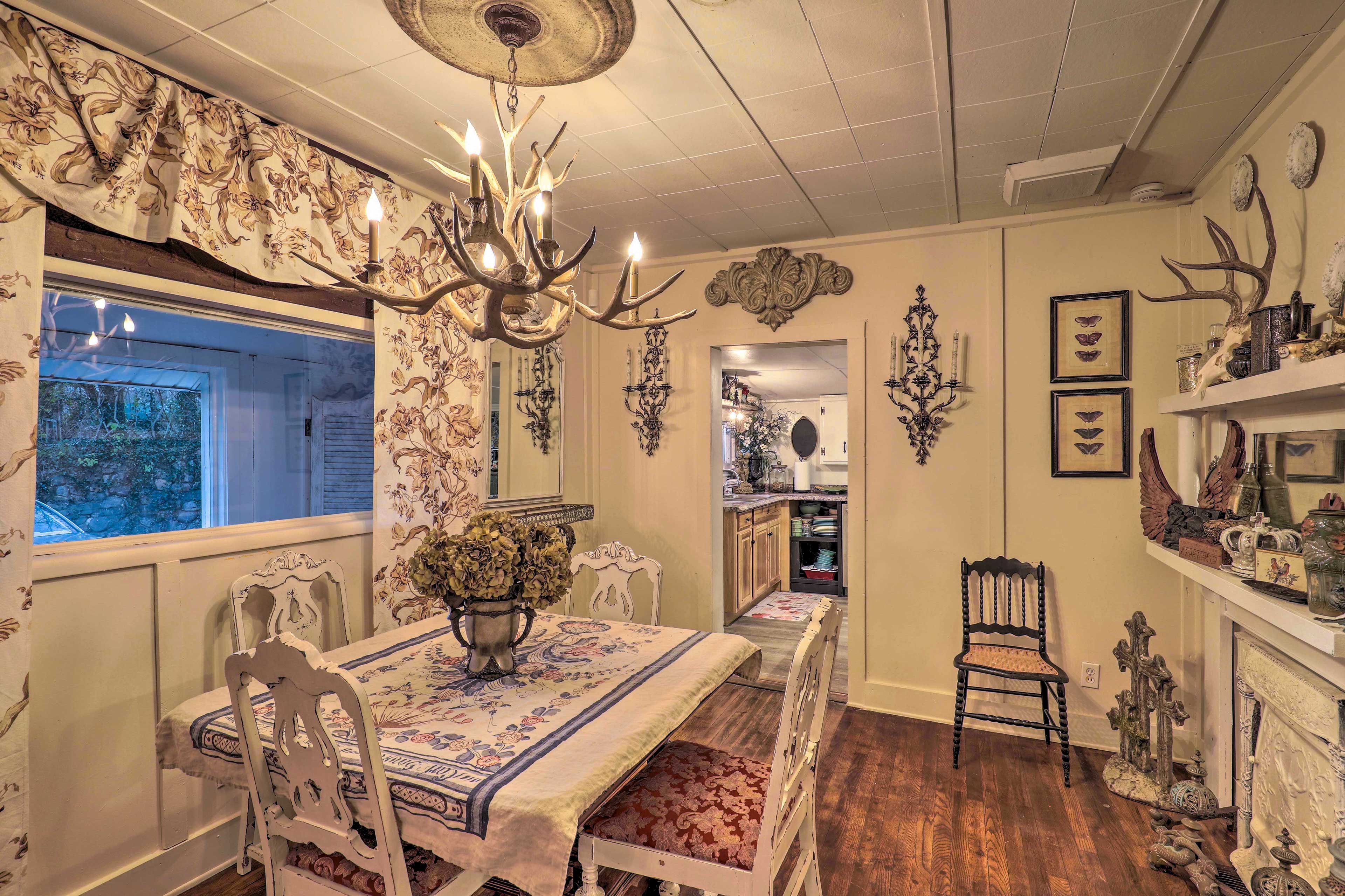 Dining Room | Access to Kitchen
