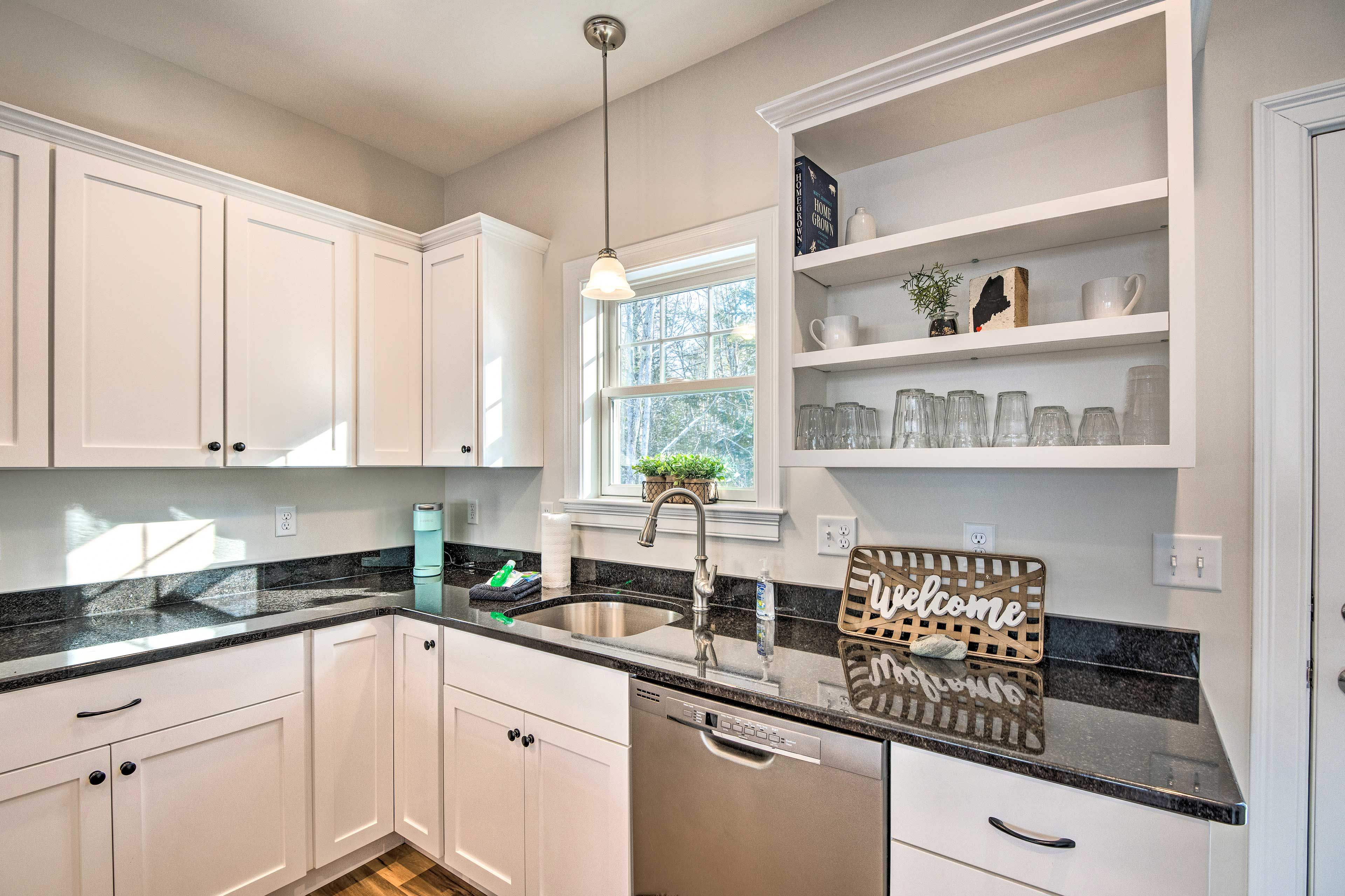 Fully Equipped Kitchen | Dishware & Flatware | Ice Maker