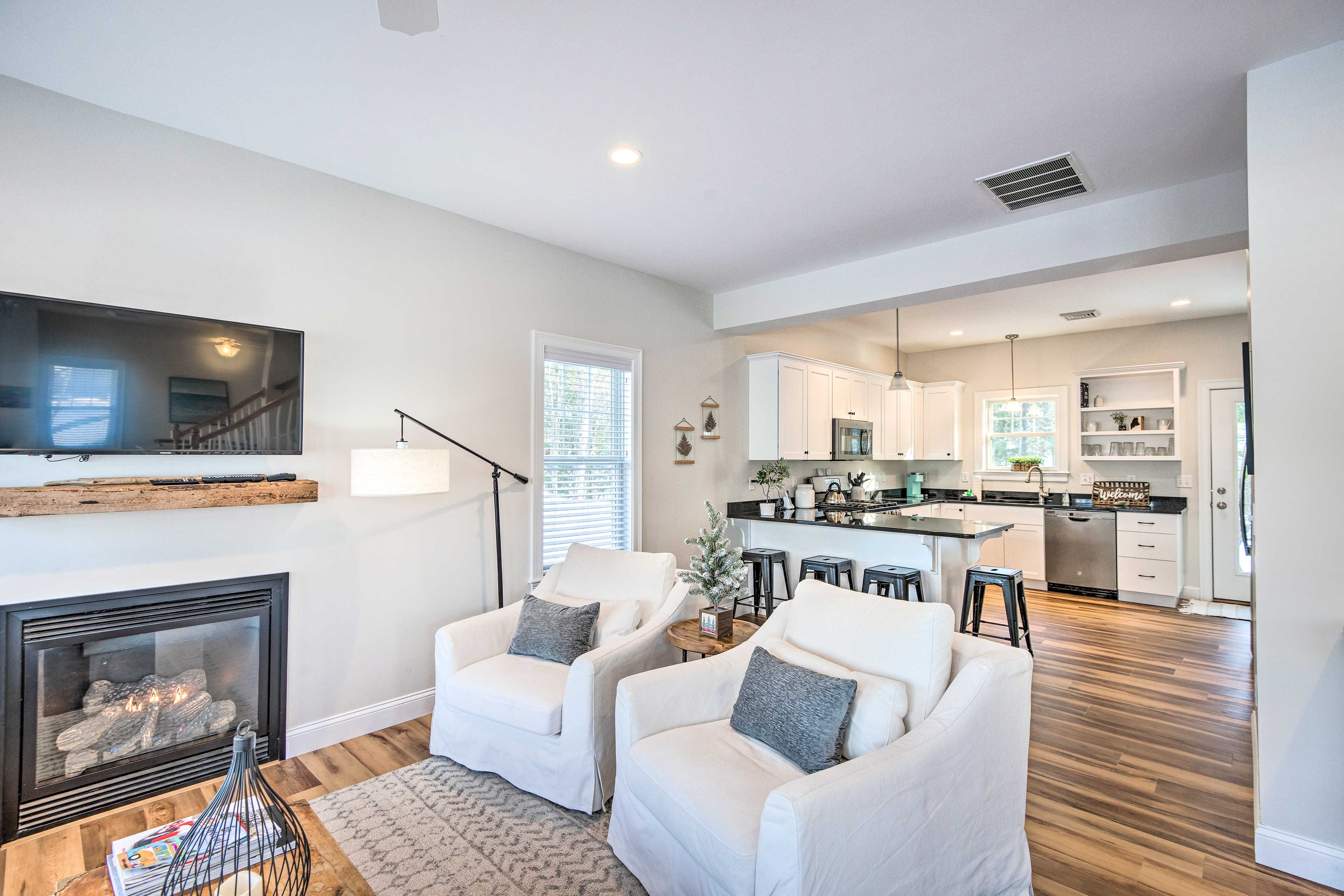 Living Room | 40” Smart TV w/ Cable
