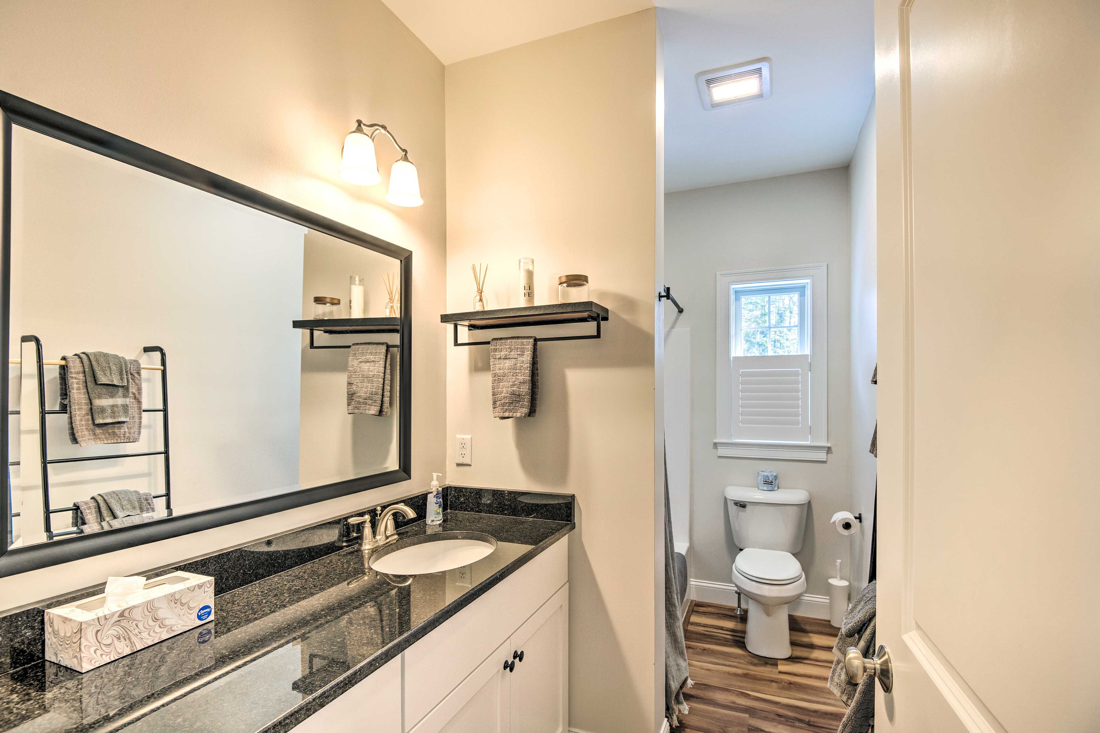 Full Bathroom | 1st Floor | Complimentary Toiletries