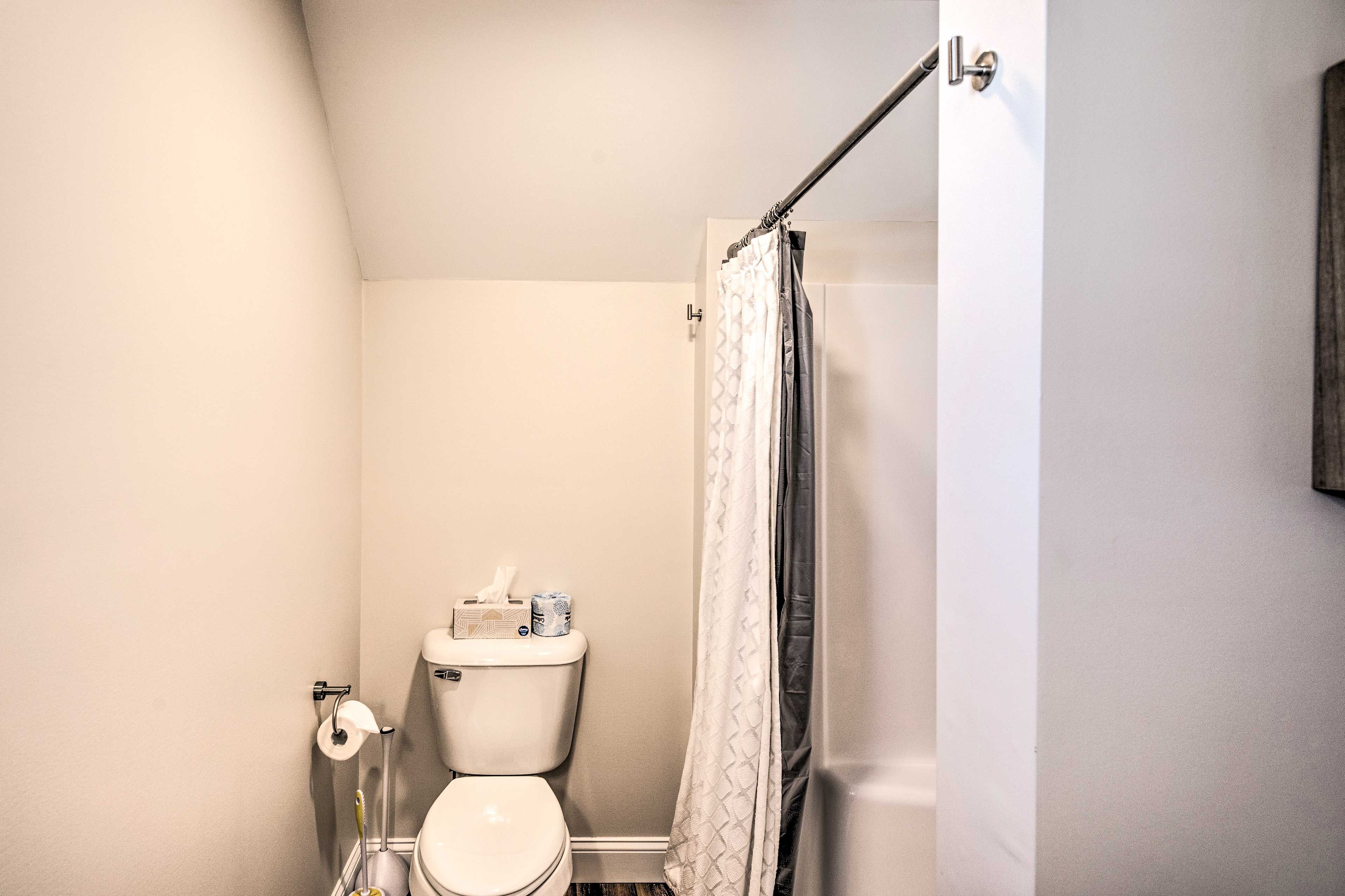 Full Bathroom | Hair Dryer | Walk-In Shower