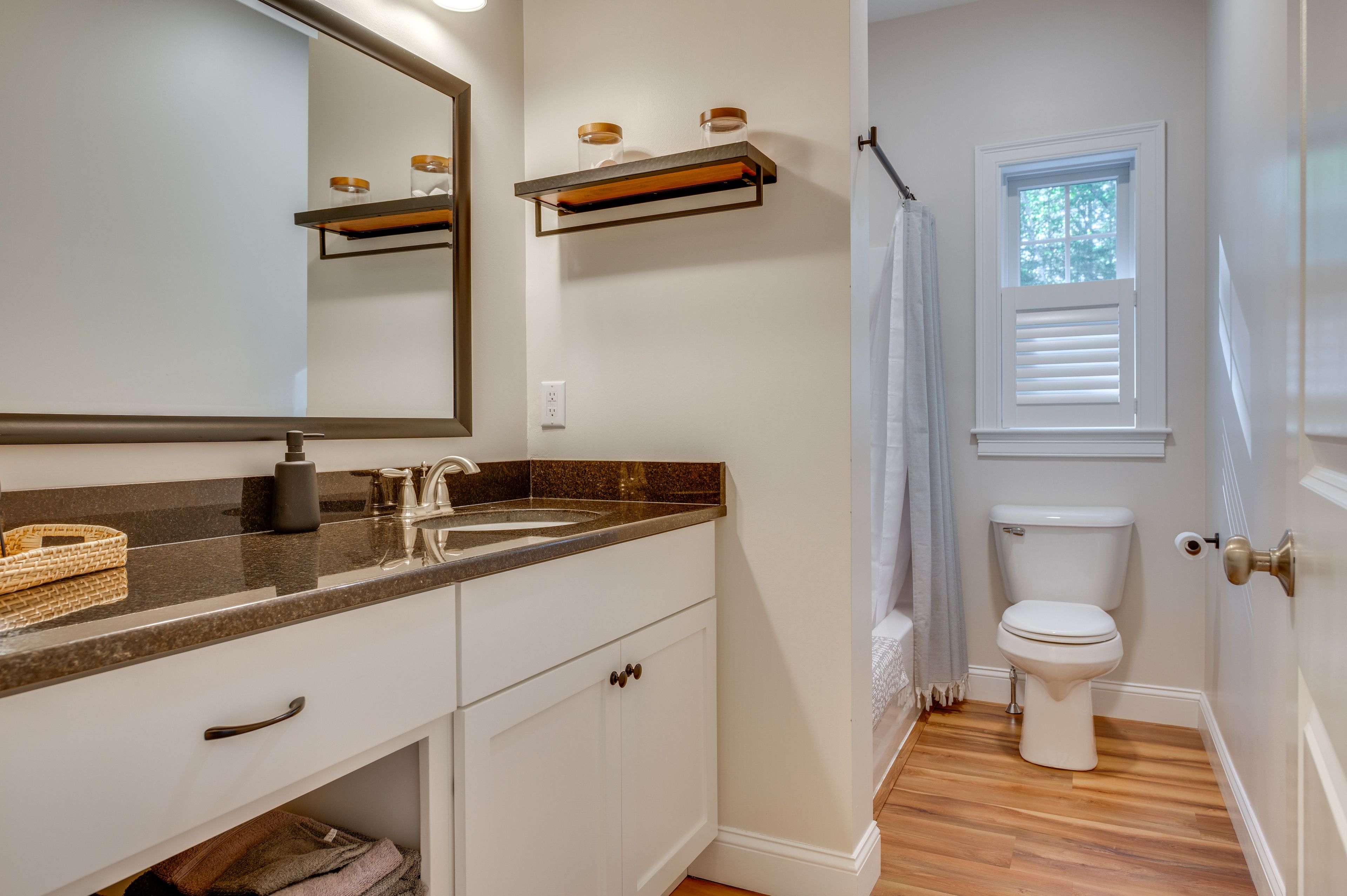 Full Bathroom | 1st Floor | Complimentary Toiletries