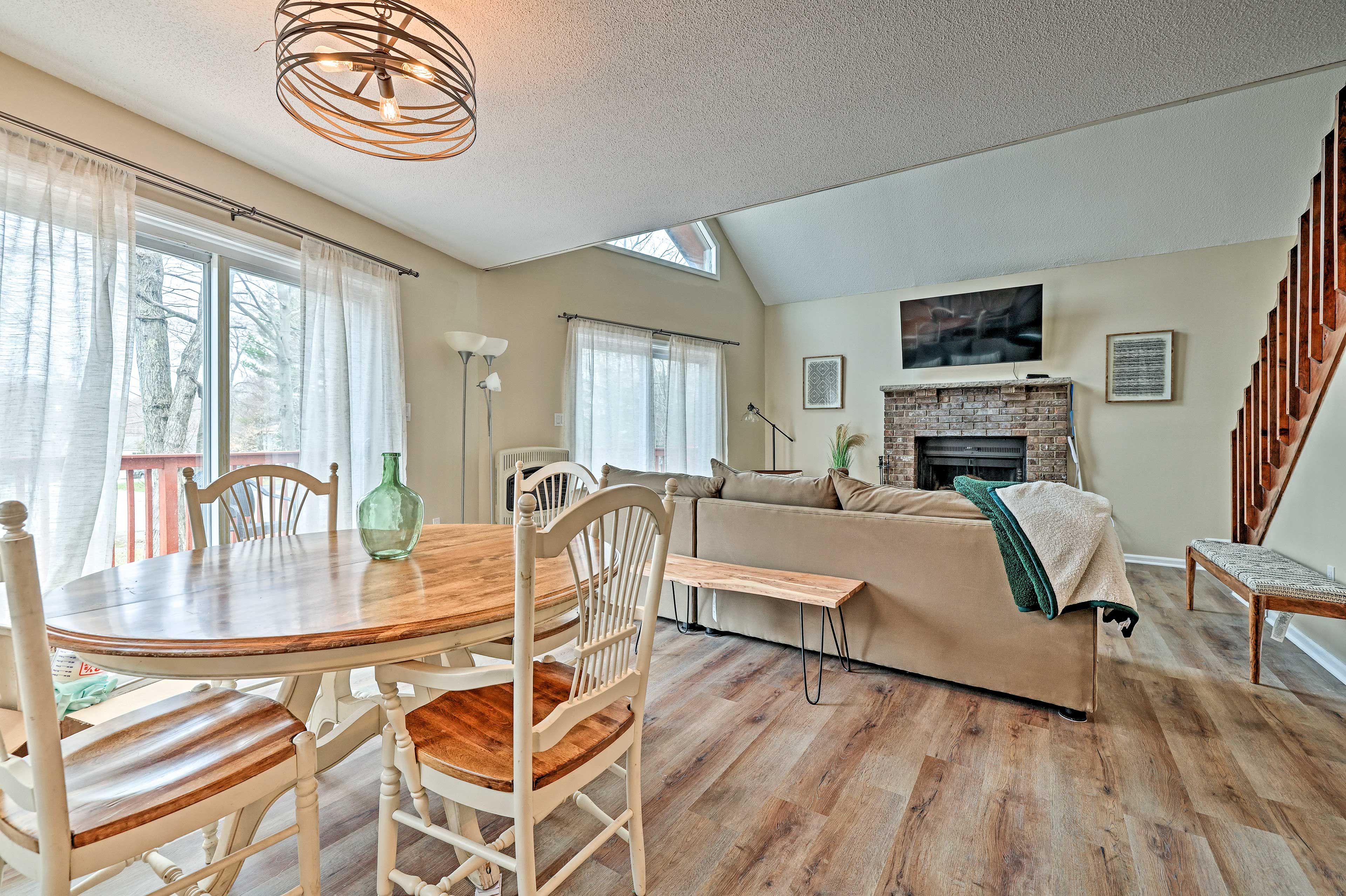 Dining Area | Dishware & Flatware Provided