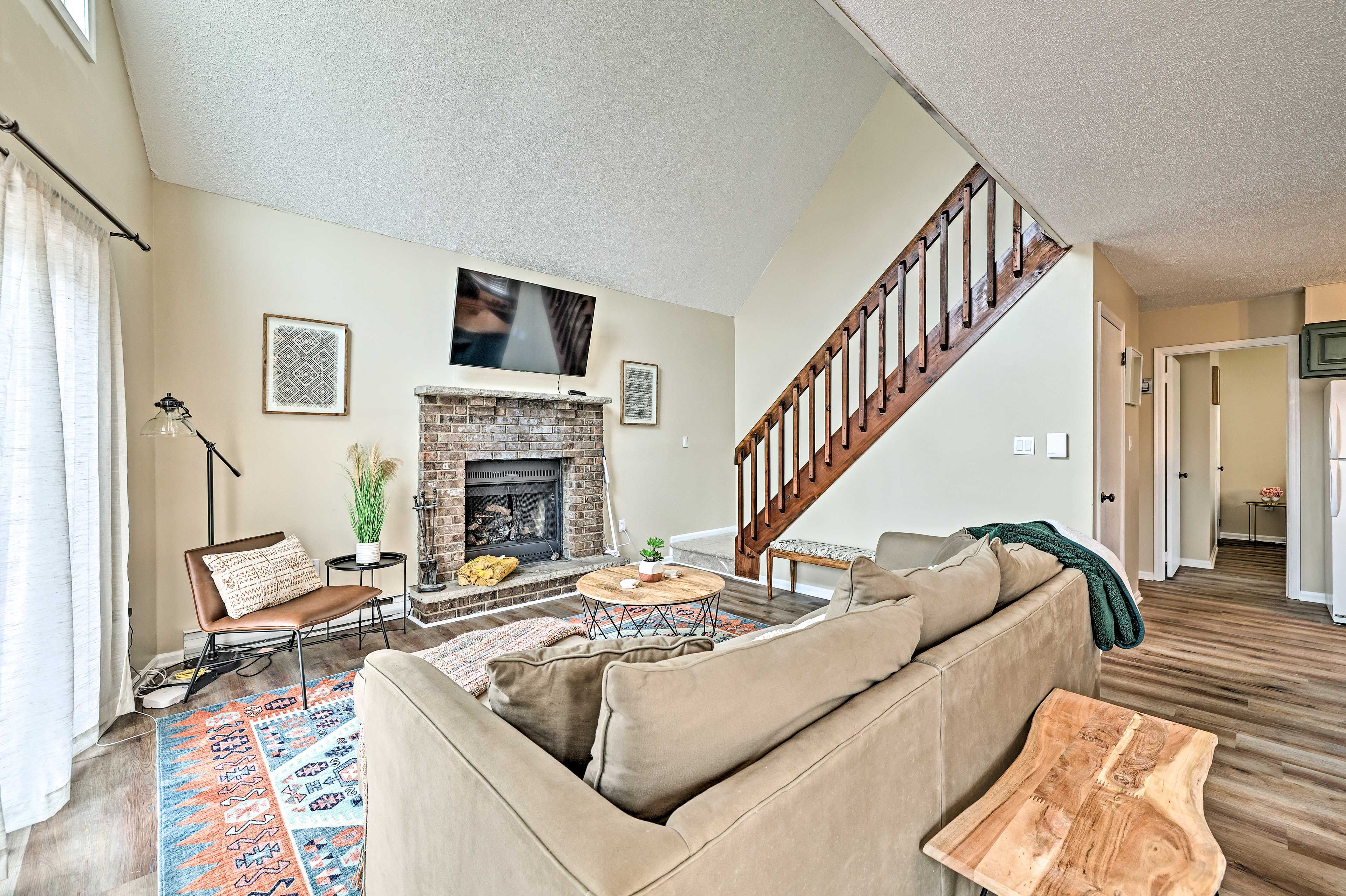 Living Room | Smart TV | Gas Fireplace