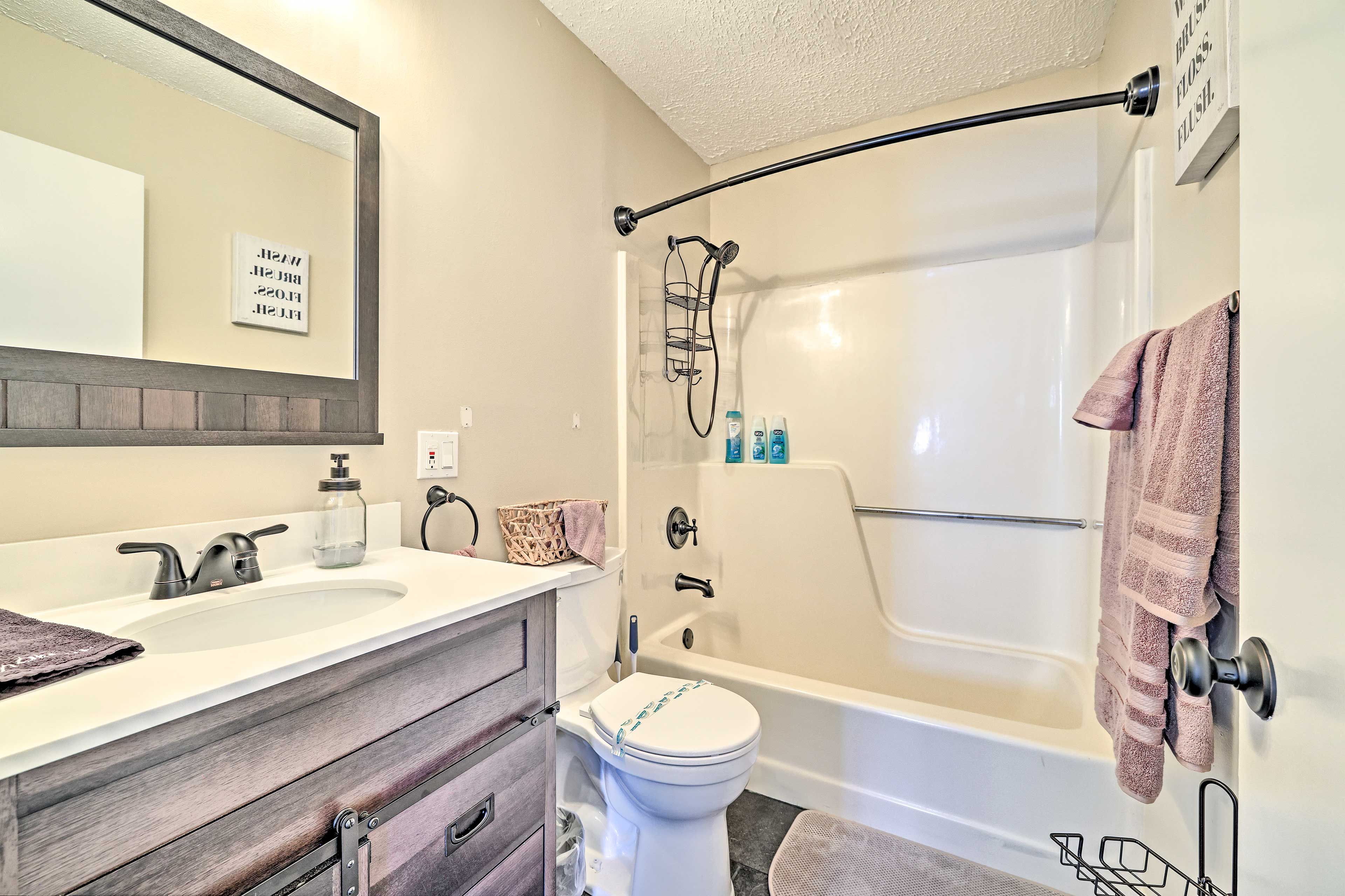 Full Bathroom | Towels Provided