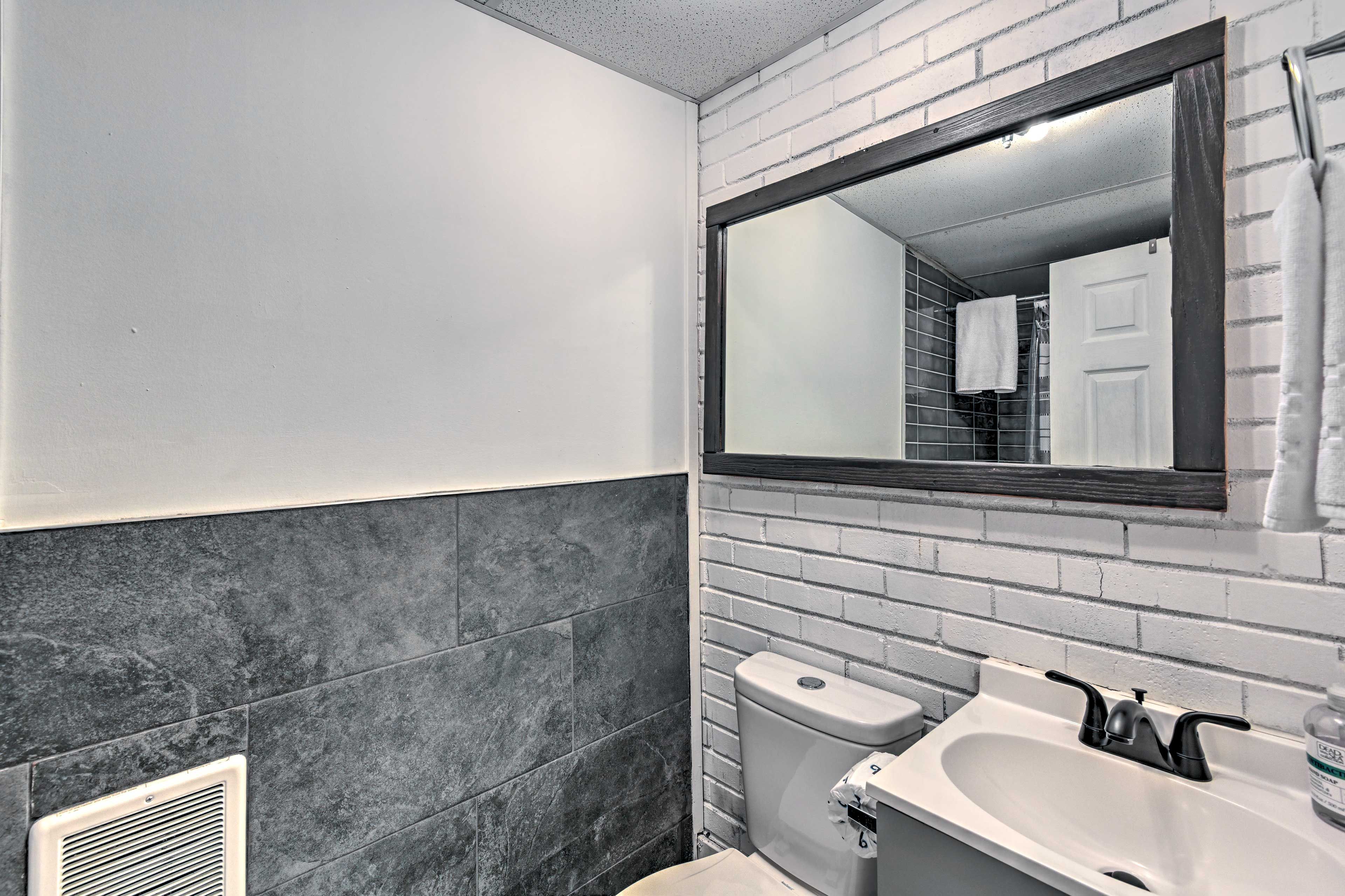 Full Bathroom | Towels Provided