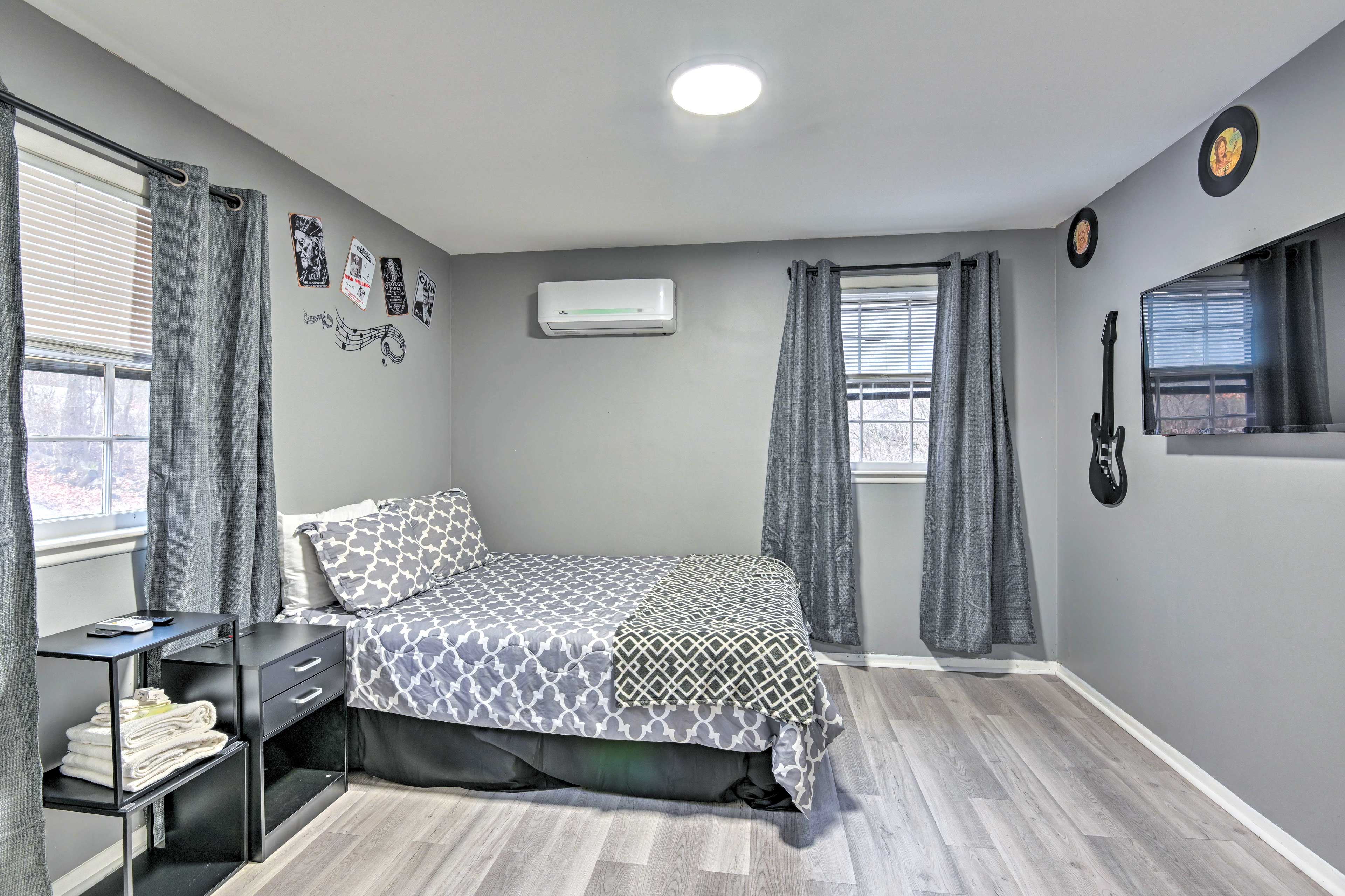 Bedroom 2 | Queen Bed | Smart TV