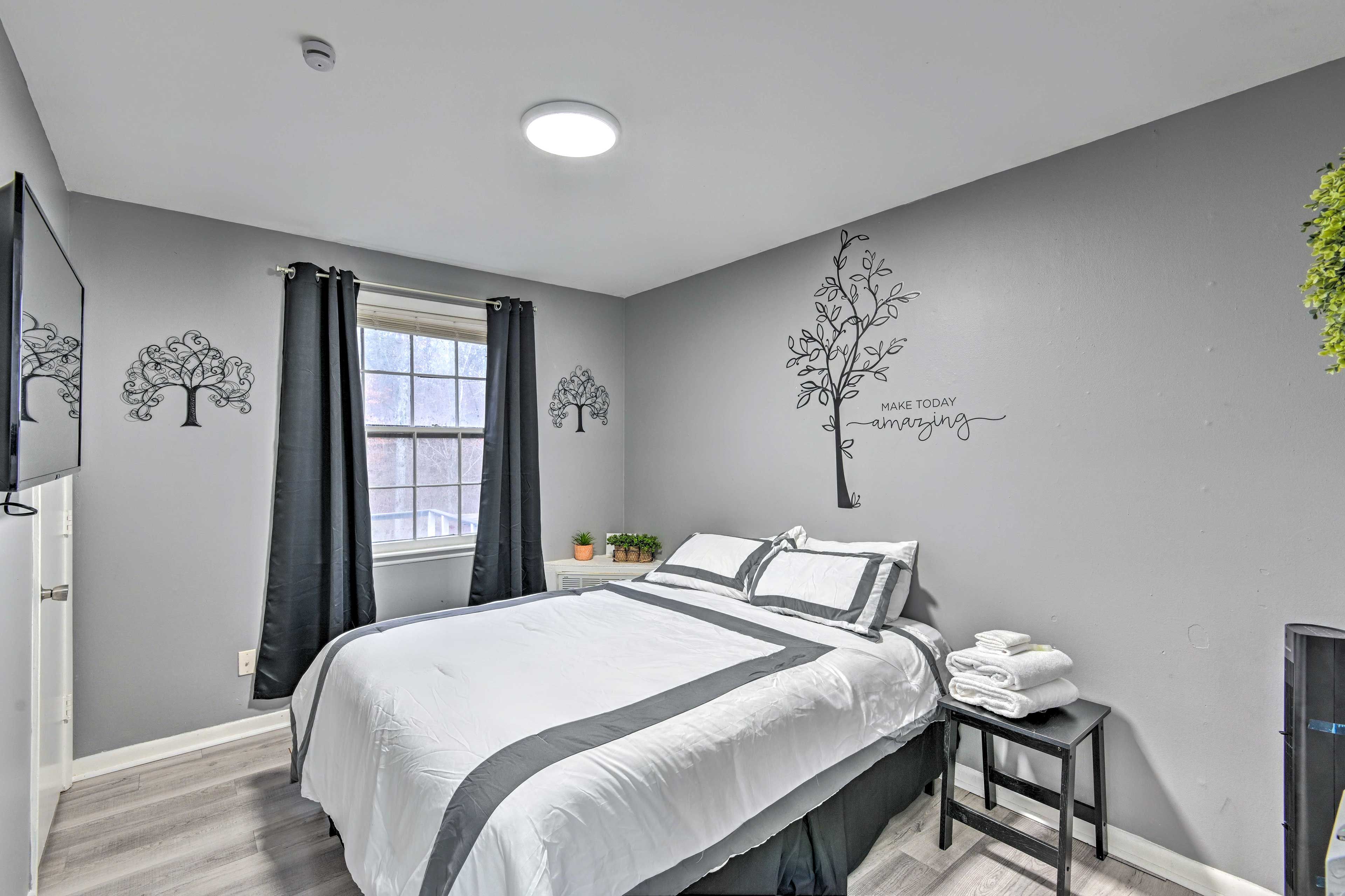 Bedroom 1 | Queen Bed | Smart TV