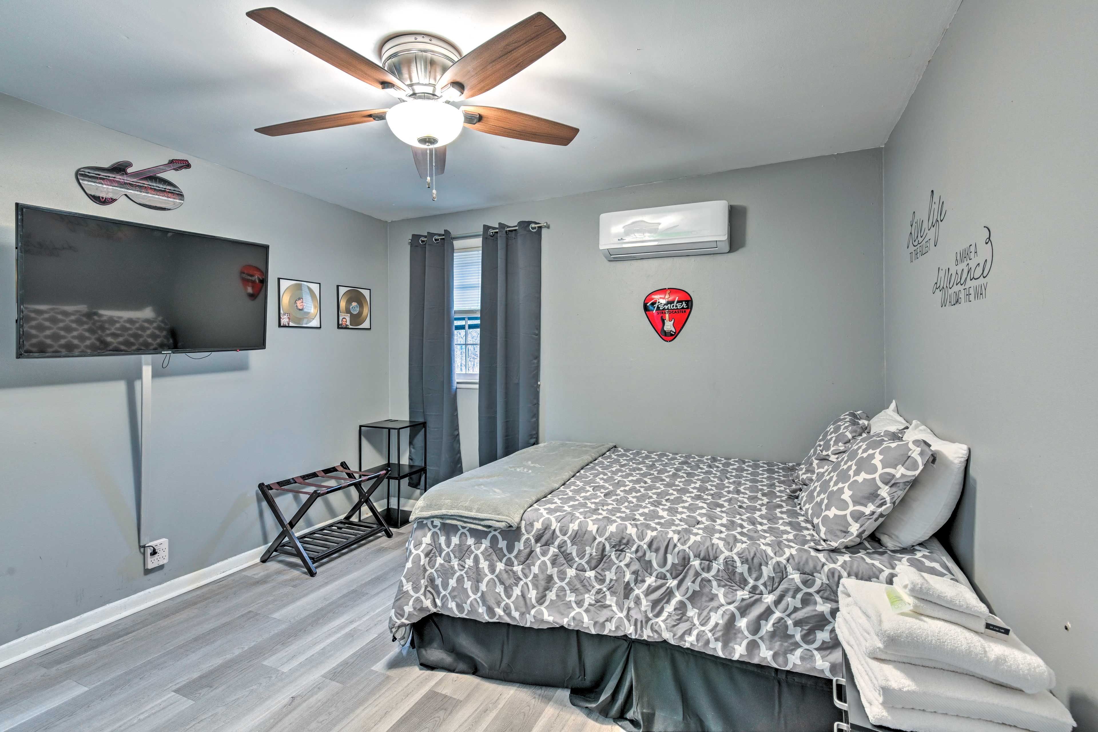 Bedroom 3 | Queen Bed | Smart TV