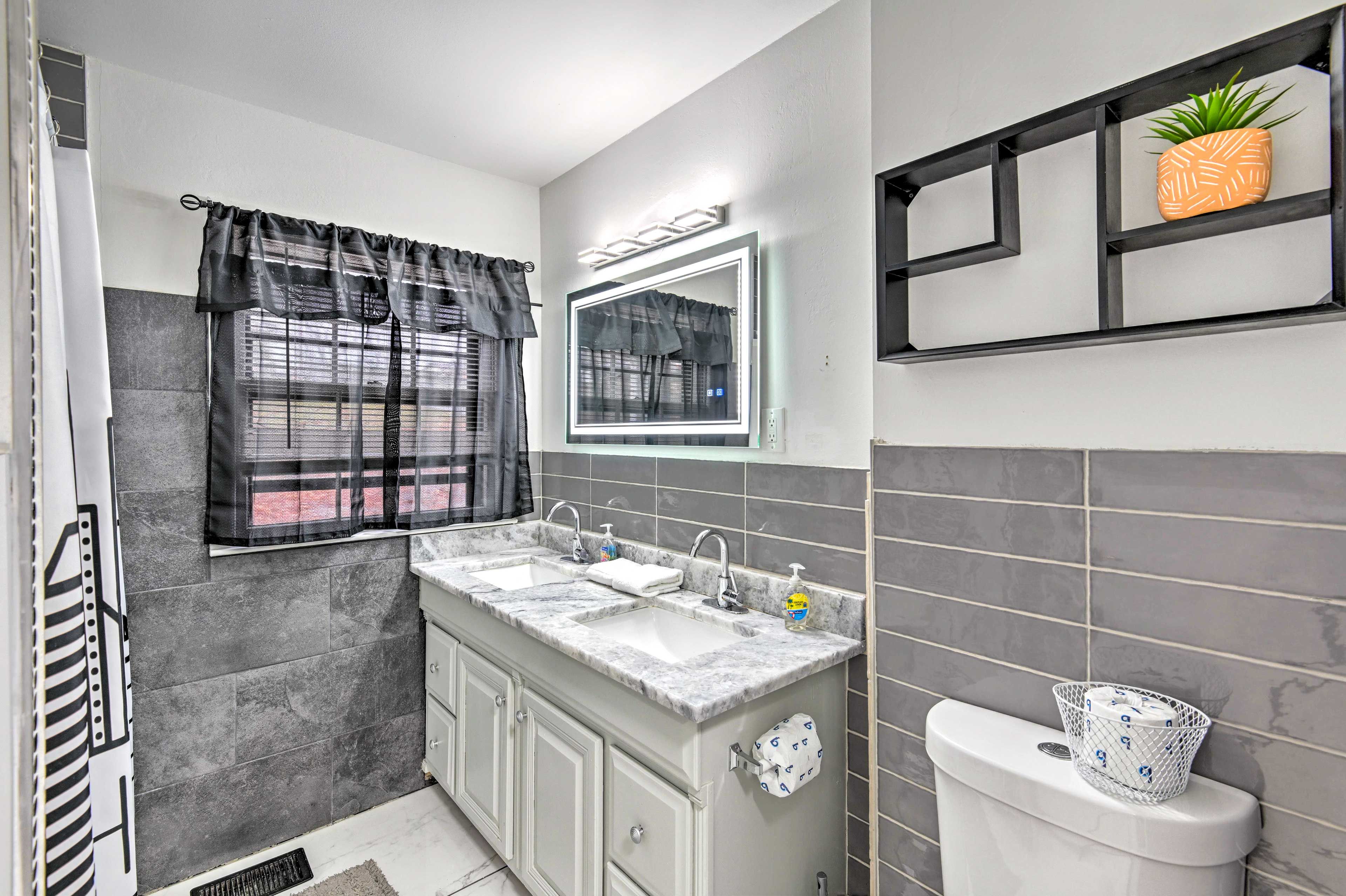 Full Bathroom | Complimentary Toiletries