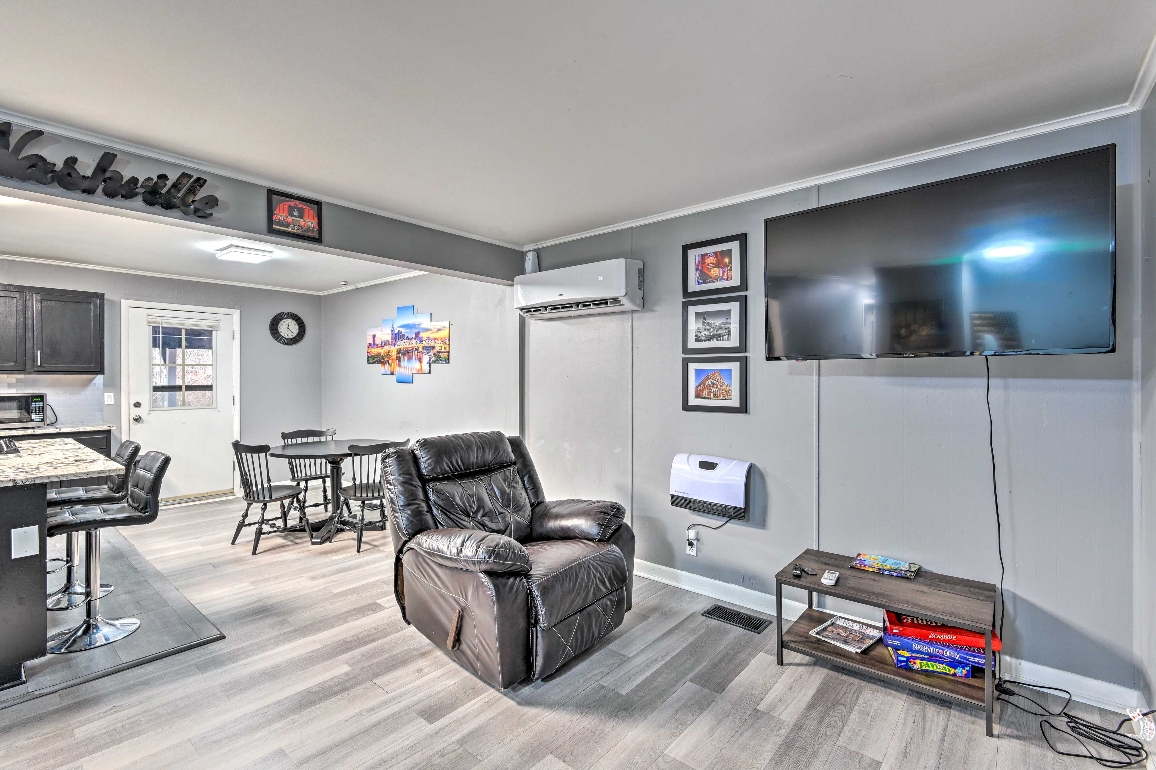 Living Room | Smart TV | Board Games