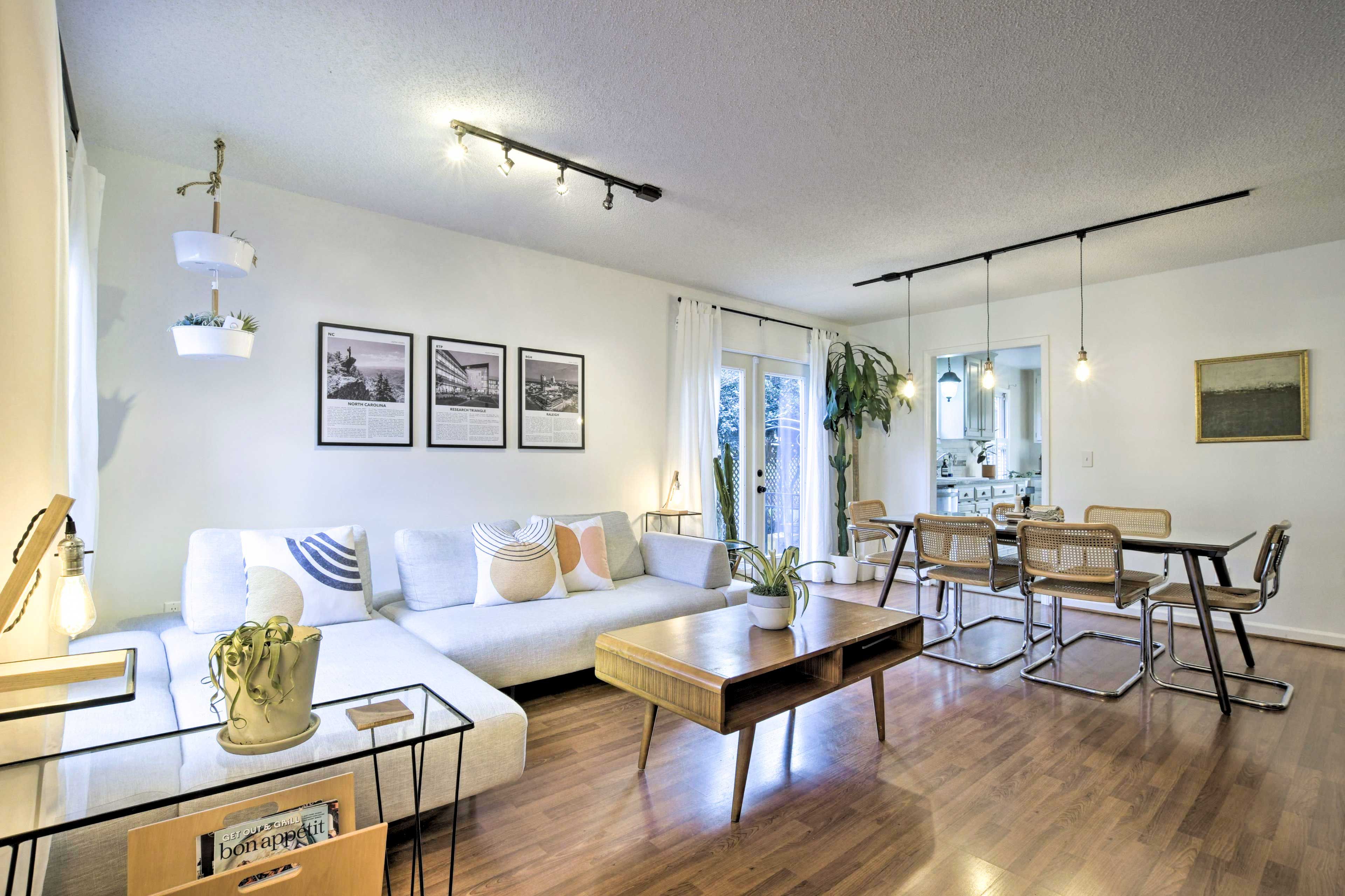 Living Room | Free WiFi | Central A/C