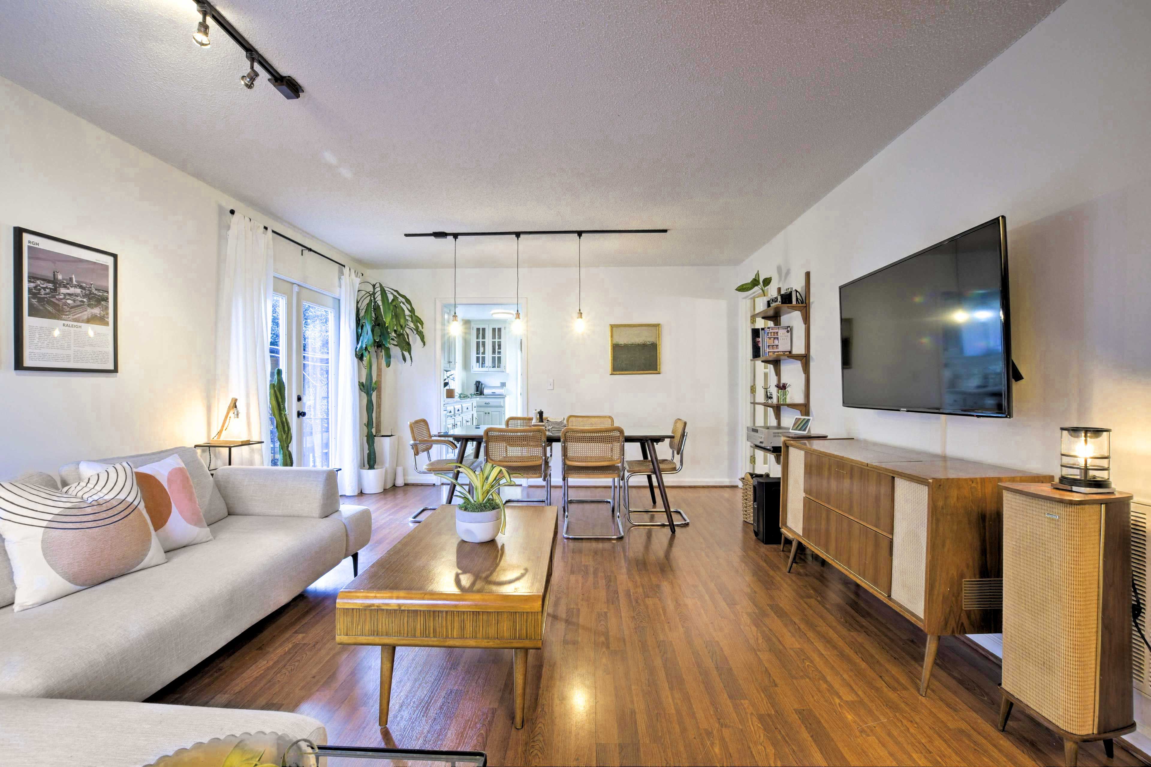 Living Room | Smart TV | Board Games | Books