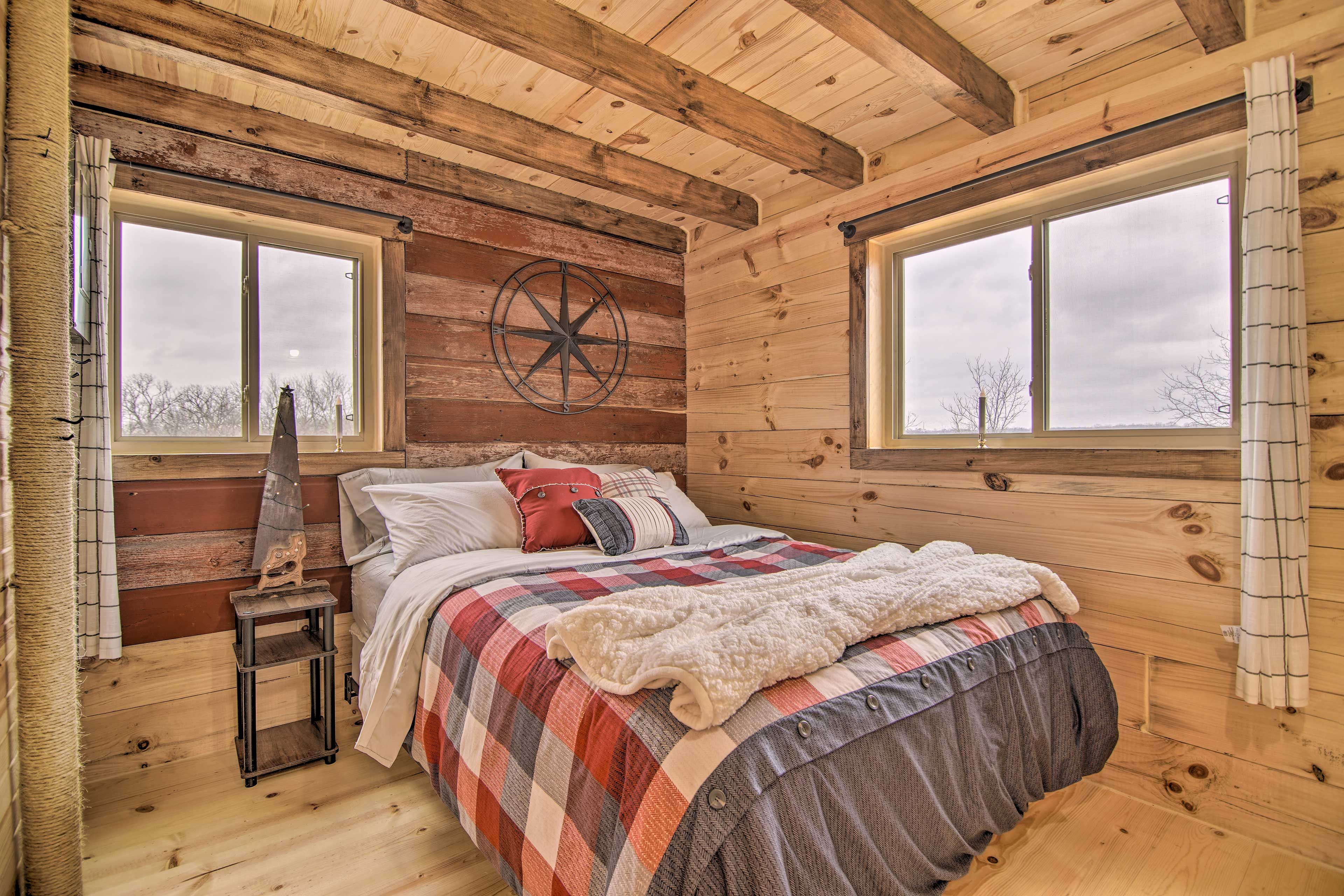 Bedroom | Queen Bed