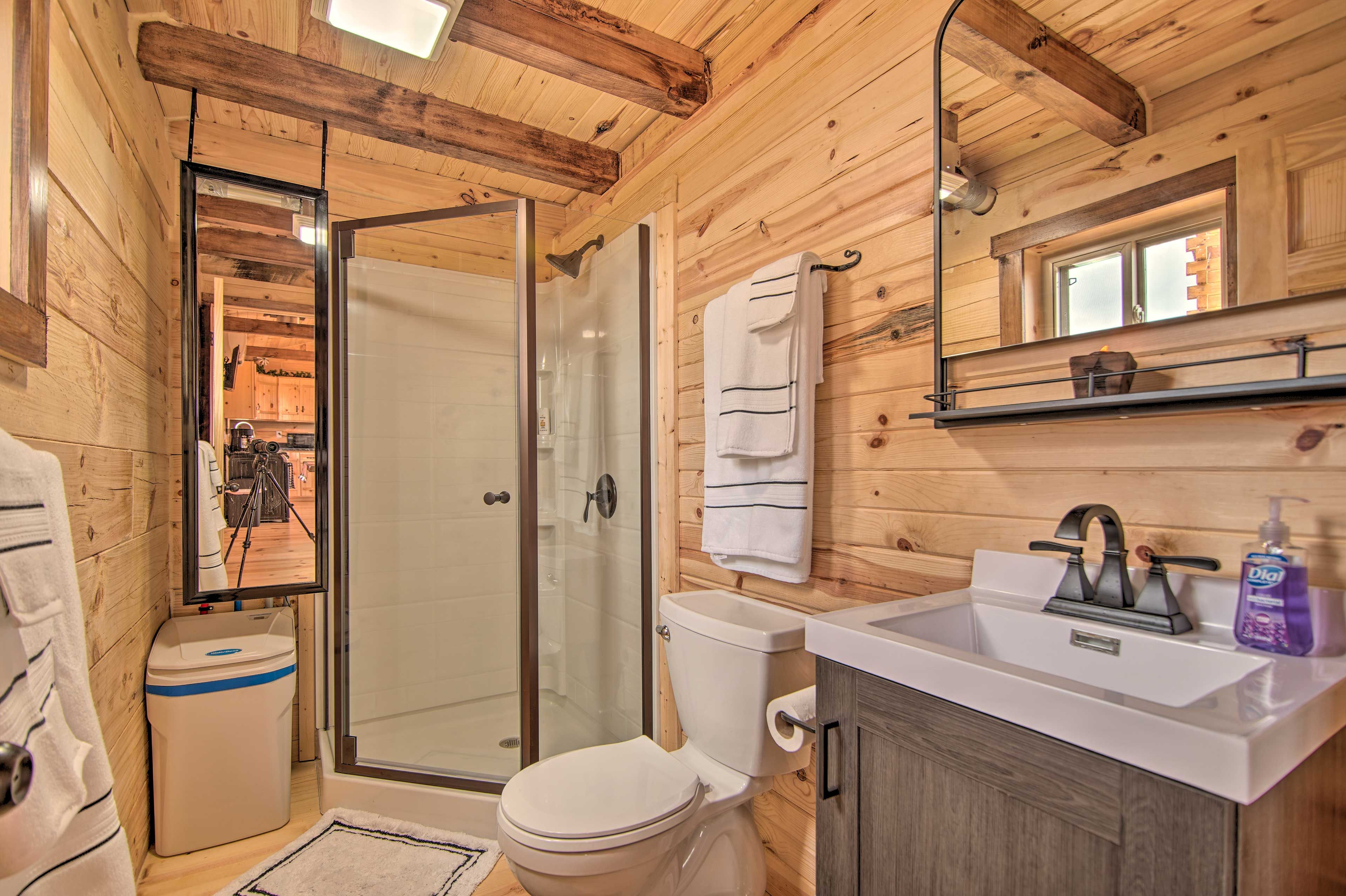 Full Bathroom | Towels Provided | Complimentary Toiletries