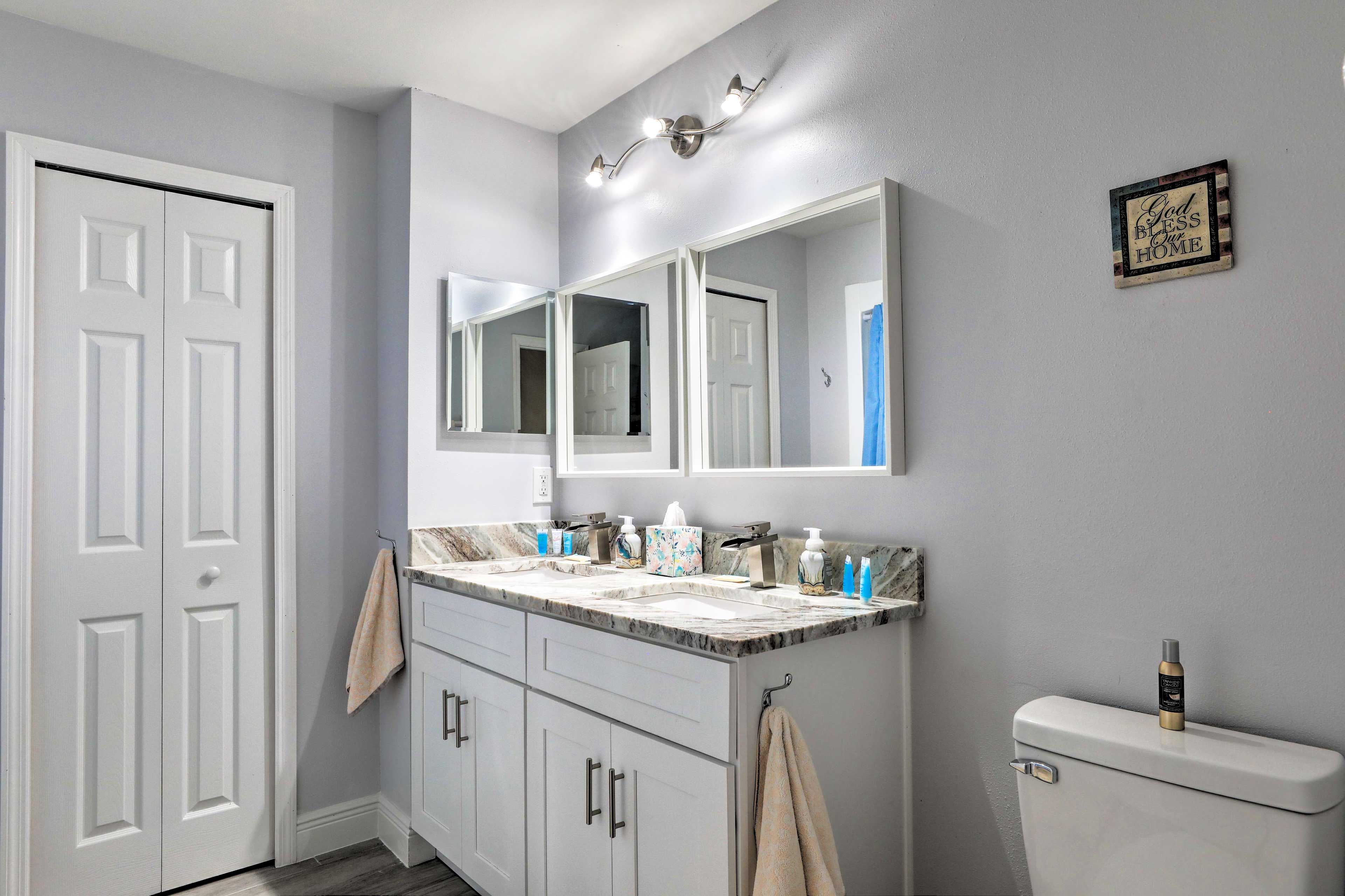 Full Bathroom | Towels Provided
