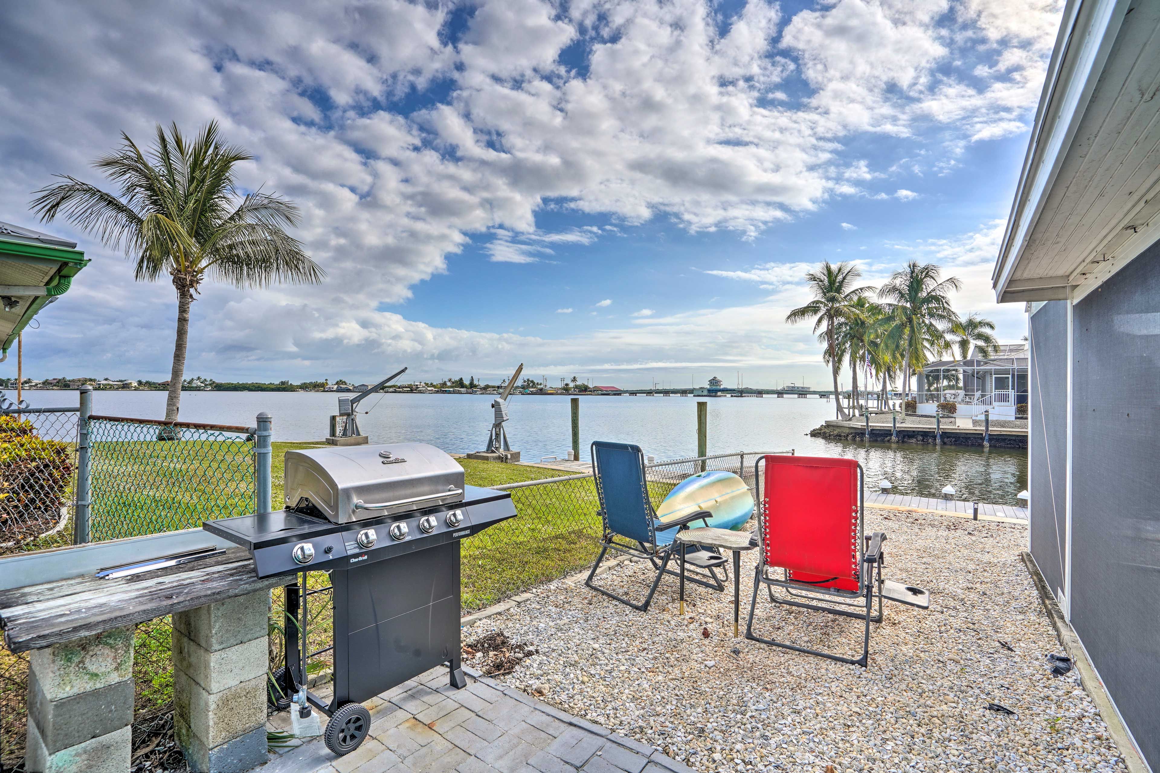 Patio | Gas Grill | Kayaks | Life Vests