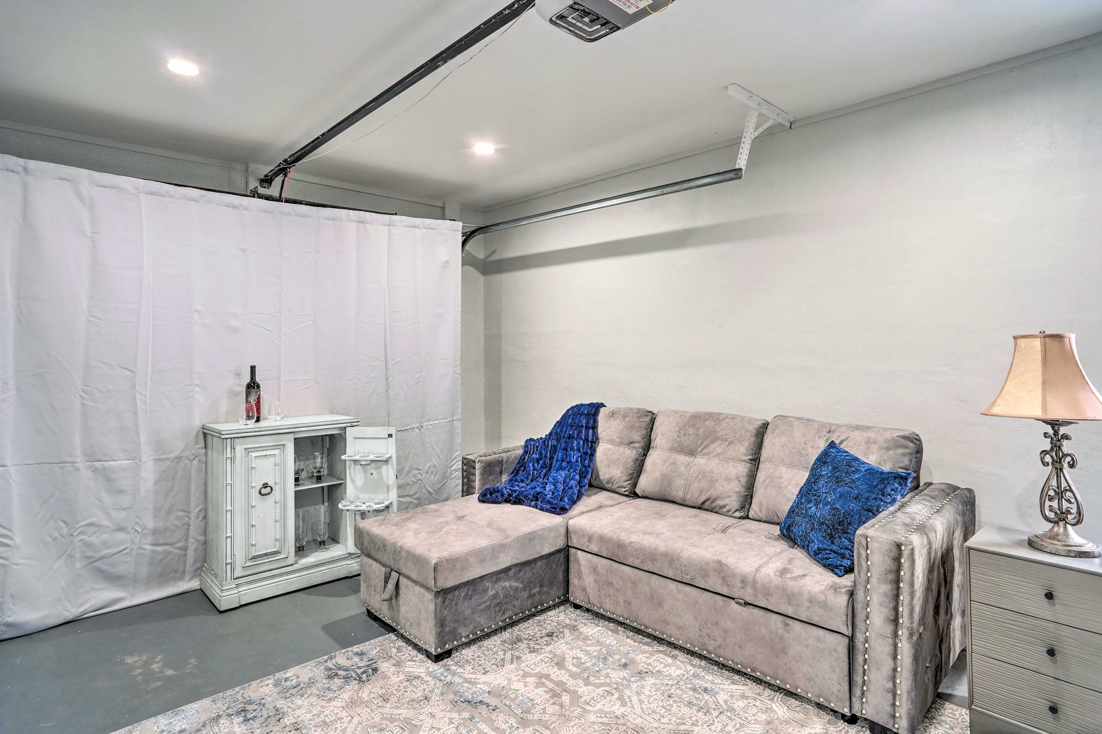 Garage | Smart TV w/ Cable