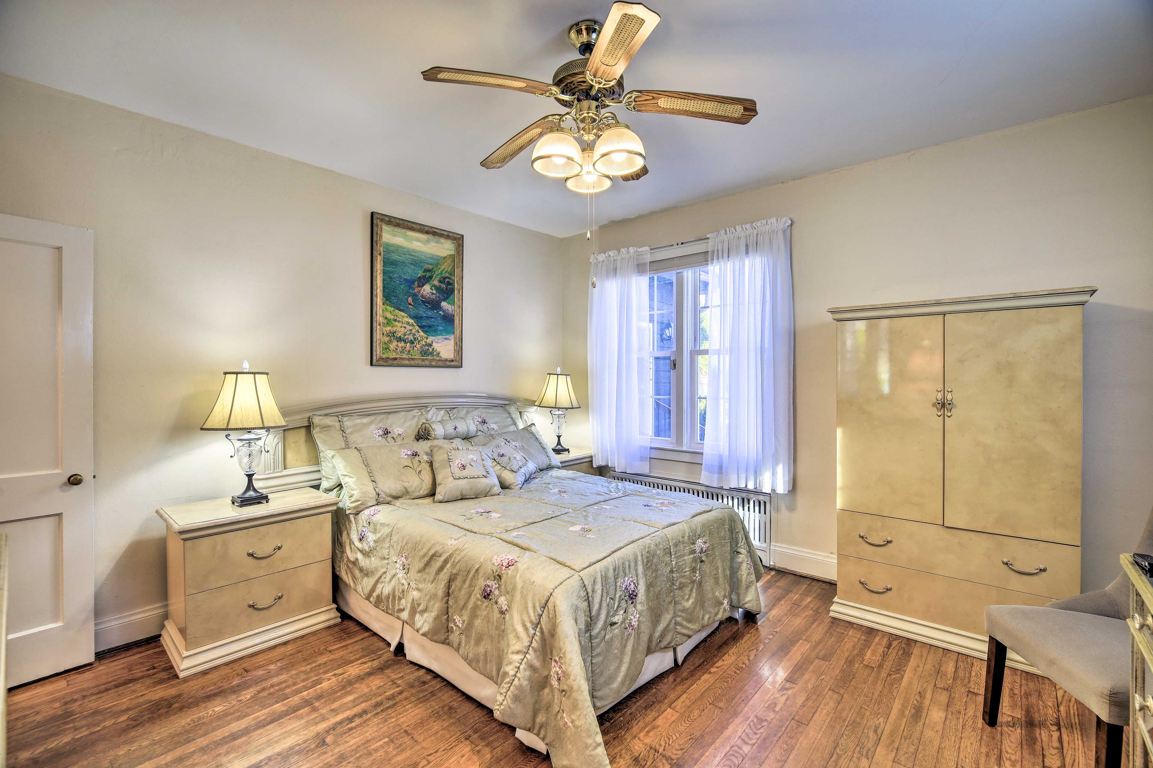 Bedroom 2 | Queen Bed | 1st Floor